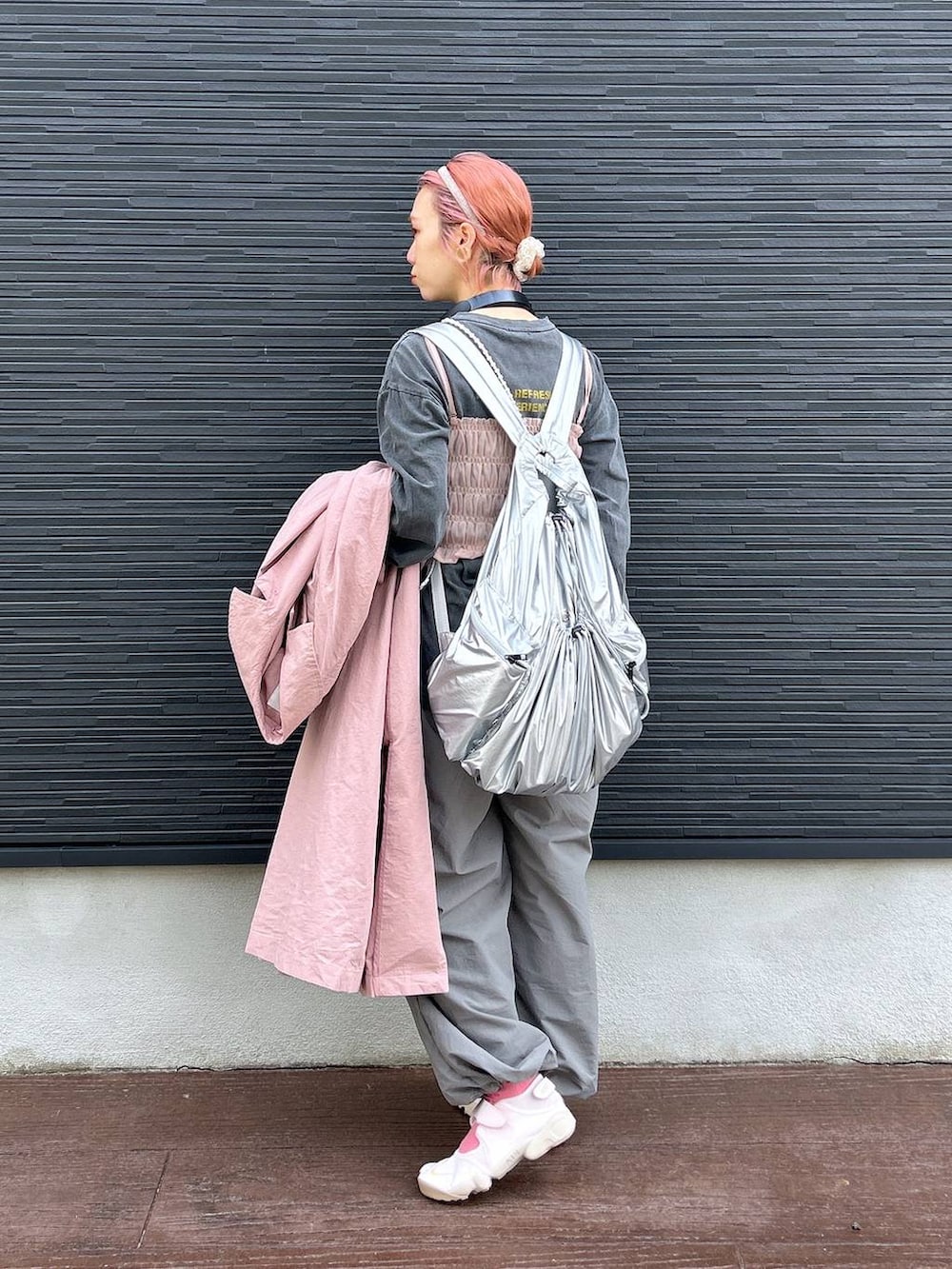 「ビスチェ、ヘアアクセサリー、ソックス、女子ウケ、個性派、差し色コーデ、ママコーデ、春コーデ、ローリーズスタイル_LOWRYS FARM、公認インフルエンサー_LOWRYS FARM、大人女子カジュアル_LOWRYS FARM、カジュアル、メガネ、LOWRYS FARM、着痩せ・細見え」|「LOWRYS FARMのロゴプリントサーマルソックス 103904(シューズ小物/雑貨、ピンク系)」を使った、milkさん(レディース・160cm)の春コーディネートの4枚目の写真