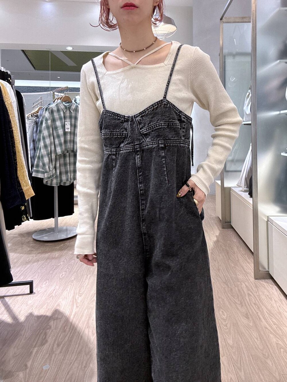 「女子ウケ、個性派、差し色コーデ、ママコーデ、冬コーデ、ローリーズスタイル_LOWRYS FARM、公認インフルエンサー_LOWRYS FARM、大人女子カジュアル_LOWRYS FARM、カジュアル、メガネ、LOWRYS FARM、着痩せ・細見え、秋冬新作、ネックレス、パンプス」｜「LOWRYS FARMのＣＯＮＥ／ＢＩＧＧジャン　131366（デニムジャケット、ブラック系）」を使った、milkさん（レディース・160cm）の冬コーディネートの8枚目の写真