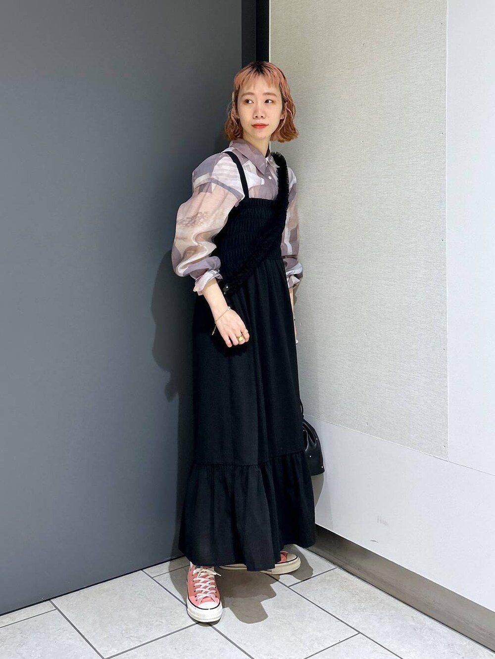 「女子ウケ、個性派、差し色コーデ、ママコーデ、春コーデ、ローリーズスタイル_LOWRYS FARM、公認インフルエンサー_LOWRYS FARM、大人女子カジュアル_LOWRYS FARM、カジュアル、メガネ、LOWRYS FARM、着痩せ・細見え、ワンピース、シャツ」|「LOWRYS FARMの2WAYシャーリングOP 106268(ワンピース、ブラック系)」を使った、milkさん(レディース・160cm)の春コーディネートの6枚目の写真