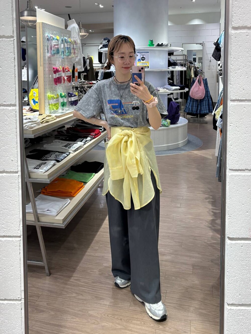 グレー系のスニーカー、イエロー系のシャツ/ブラウス、グレー系のその他パンツを着用したレディースの春コーディネートの9枚目の写真