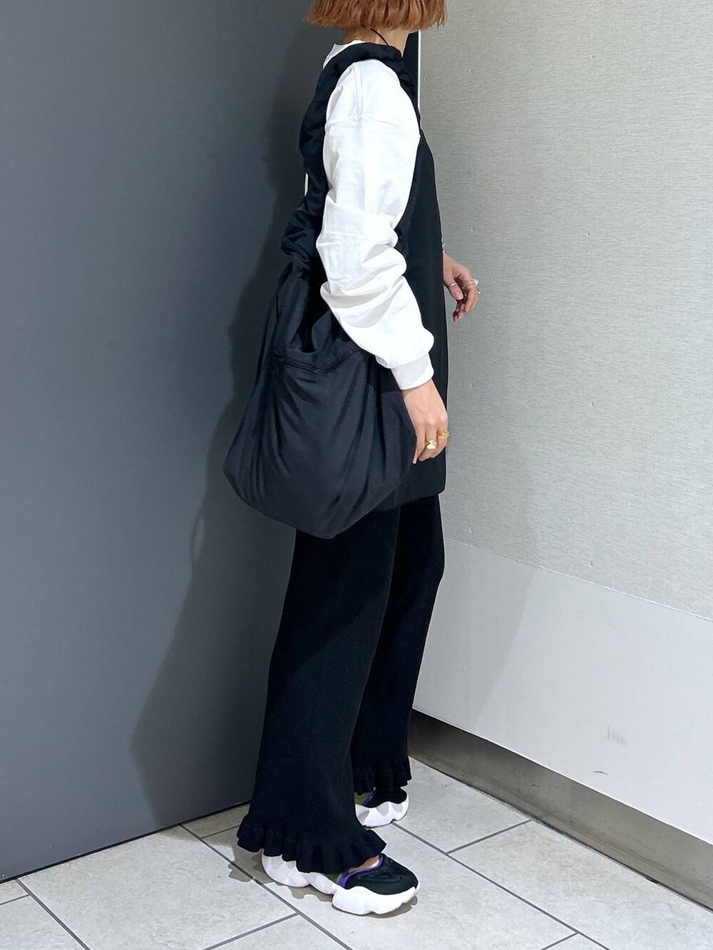 ブラック系のショルダーバッグ、ブラック系のその他パンツ、ブラック系のキャミソールを着用したレディースの夏コーディネートの5枚目の写真