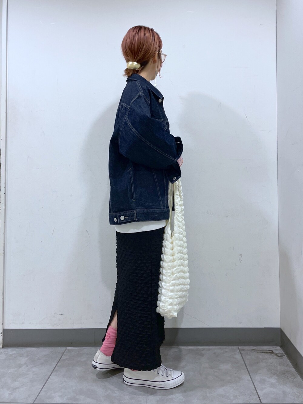 「LOWRYS FARM、ローリーズファーム(LOWRYS FARM)、Gジャン、デニム、デニムジャケット、スウェット、スカート、タイトスカート、カラーソックス、メガネ女子、めがね、トートバッグ、ポコポコ、スニーカー、ママコーデ」｜「LOWRYS FARMのポコポコトート（バッグ、ホワイト系）」を使った、milkさん（レディース・160cm）の冬コーディネートの2枚目の写真