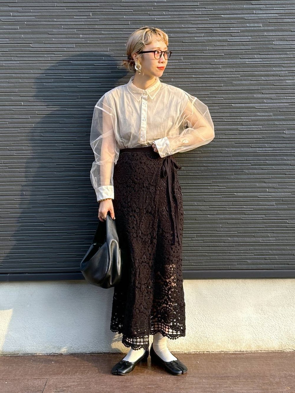 ベージュ系のシャツ/ブラウス、ブラック系のメガネ、その他のバレッタ/ヘアクリップを着用したレディースの夏コーディネートの2枚目の写真