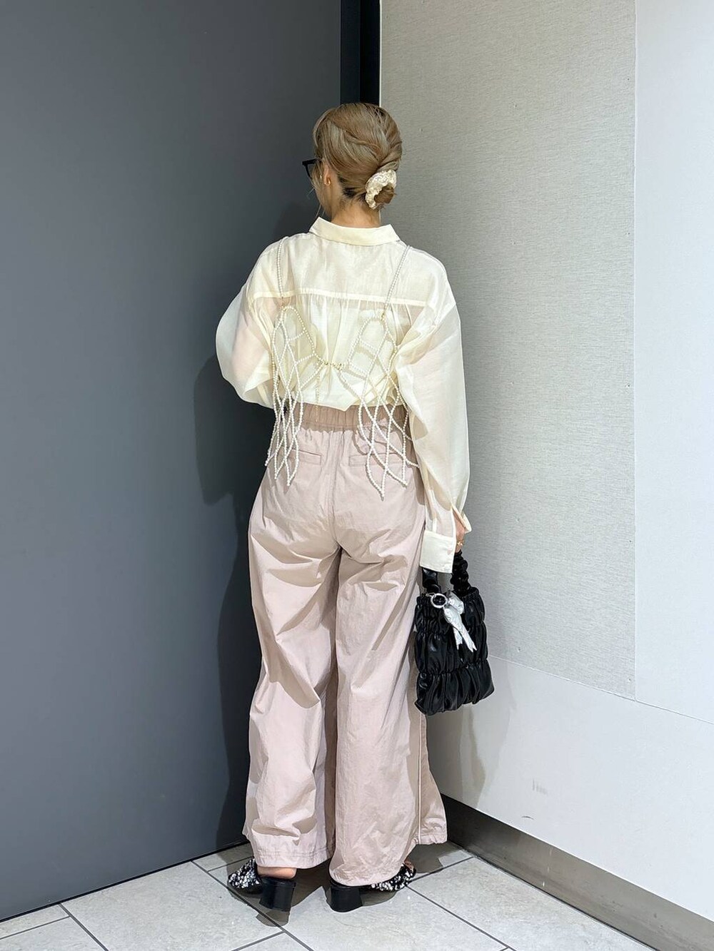 「女子ウケ、個性派、差し色コーデ、ママコーデ、春コーデ、ローリーズスタイル_LOWRYS FARM、公認インフルエンサー_LOWRYS FARM、大人女子カジュアル_LOWRYS FARM、カジュアル、メガネ、LOWRYS FARM、着痩せ・細見え、シャツ、シャツスタイル、パンツ」｜「LOWRYS FARMのスタイルＵＰシャーリングキャミ  108514（キャミソール、ホワイト系）」を使った、milkさん（レディース・160cm）の夏コーディネートの4枚目の写真