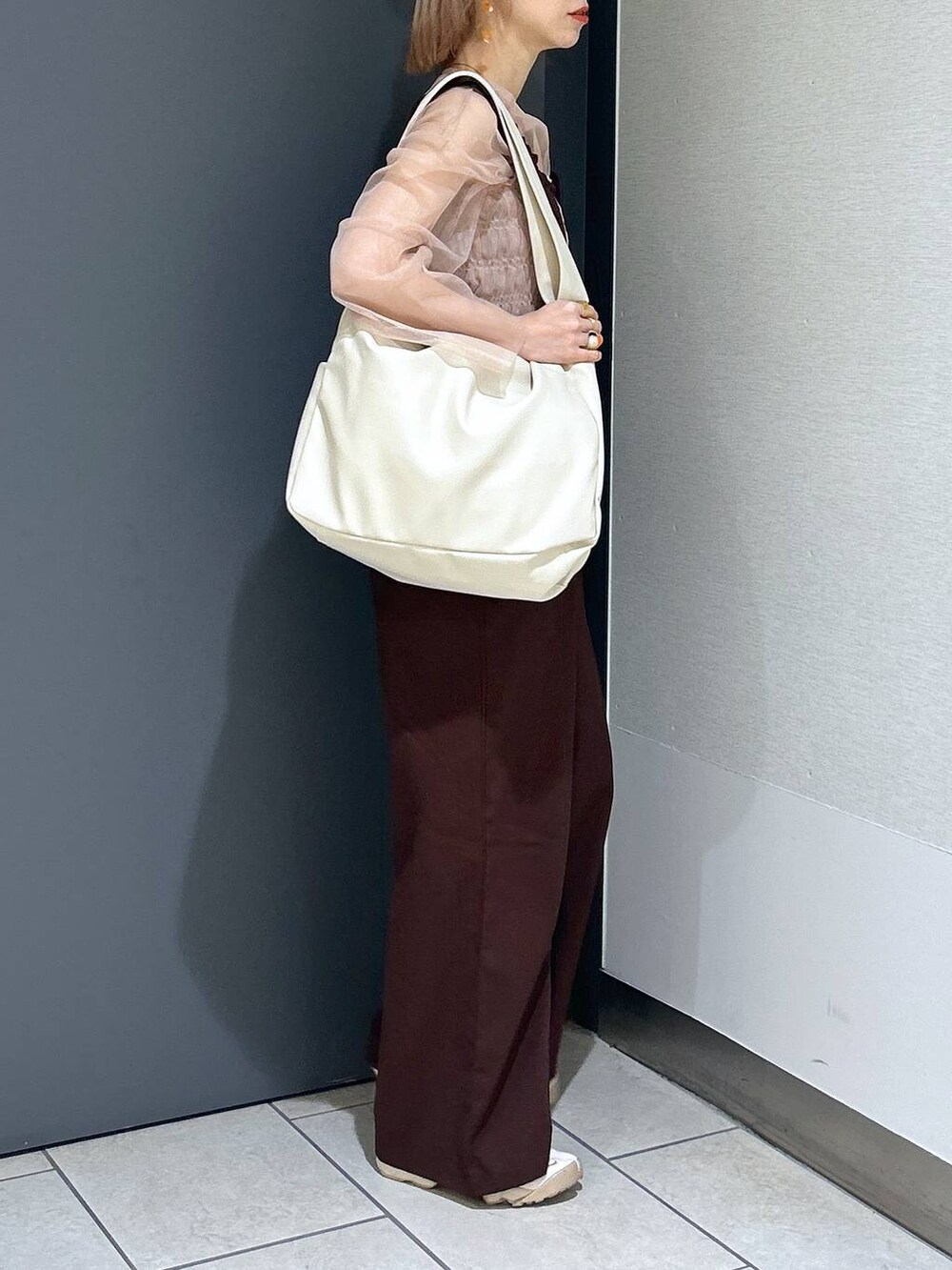 「女子ウケ、個性派、差し色コーデ、ママコーデ、春コーデ、ローリーズスタイル_LOWRYS FARM、公認インフルエンサー_LOWRYS FARM、大人女子カジュアル_LOWRYS FARM、カジュアル、メガネ、LOWRYS FARM、着痩せ・細見え、サロペット、レイヤードスタイル、ビスチェ」|「LOWRYS FARMのスタイルUPクロスカップキャミ 100757(Tシャツ/カットソー、ブラック系)」を使った、milkさん(レディース・160cm)の春コーディネートの4枚目の写真