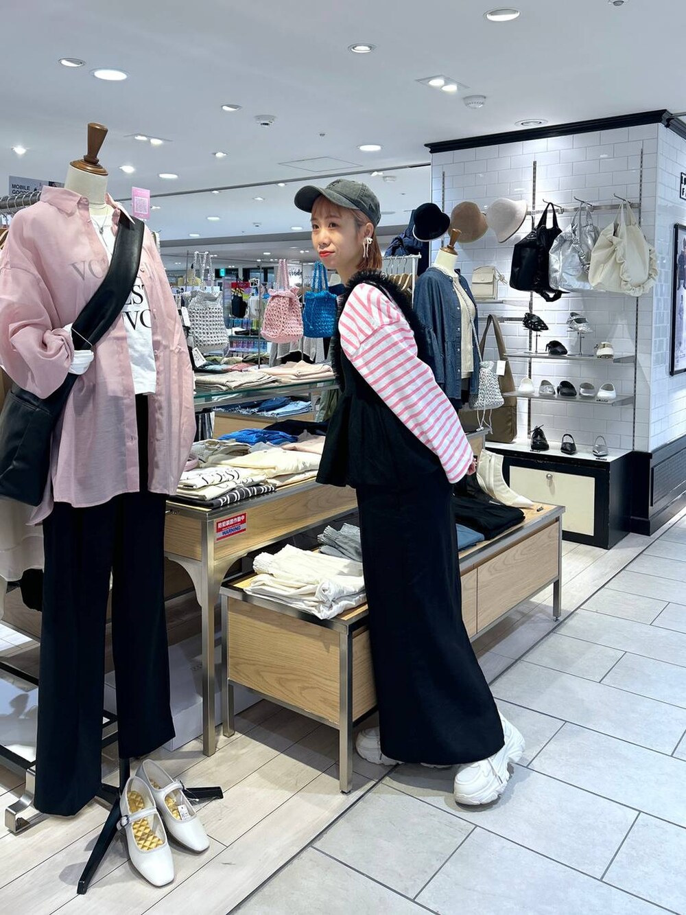 「キャミワンピース、キャミソール、ワンピース、キャップ、スニーカー、女子ウケ、個性派、差し色コーデ、ママコーデ、春コーデ、ローリーズスタイル_LOWRYS FARM、公認インフルエンサー_LOWRYS FARM、大人女子カジュアル_LOWRYS FARM、カジュアル、メガネ」｜「LOWRYS FARMのウォッシュドＣＡＰＮＥＷＥＲＡ　102577（キャップ、ブラック系）」を使った、milkさん（レディース・160cm）の春コーディネートの9枚目の写真