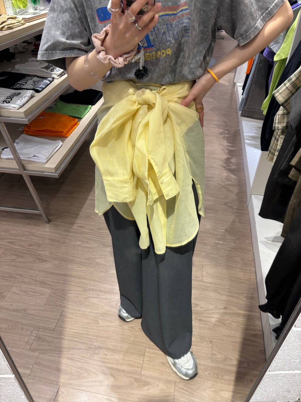 グレー系のスニーカー、イエロー系のシャツ/ブラウス、グレー系のその他パンツを着用したレディースの春コーディネートの6枚目の写真