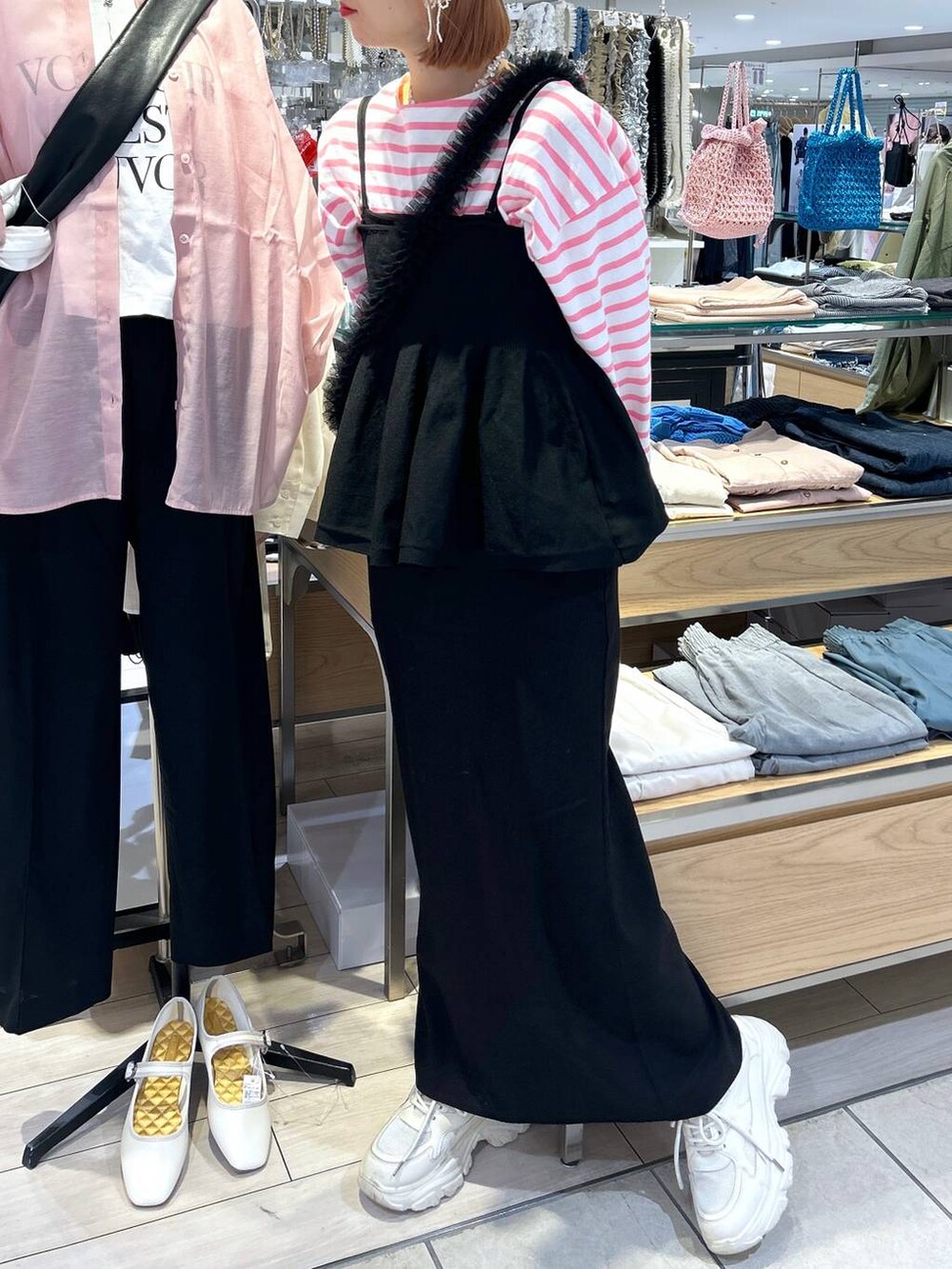 「キャミワンピース、キャミソール、ワンピース、キャップ、スニーカー、女子ウケ、個性派、差し色コーデ、ママコーデ、春コーデ、ローリーズスタイル_LOWRYS FARM、公認インフルエンサー_LOWRYS FARM、大人女子カジュアル_LOWRYS FARM、カジュアル、メガネ」｜「LOWRYS FARMのウォッシュドＣＡＰＮＥＷＥＲＡ　102577（キャップ、ブラック系）」を使った、milkさん（レディース・160cm）の春コーディネートの8枚目の写真