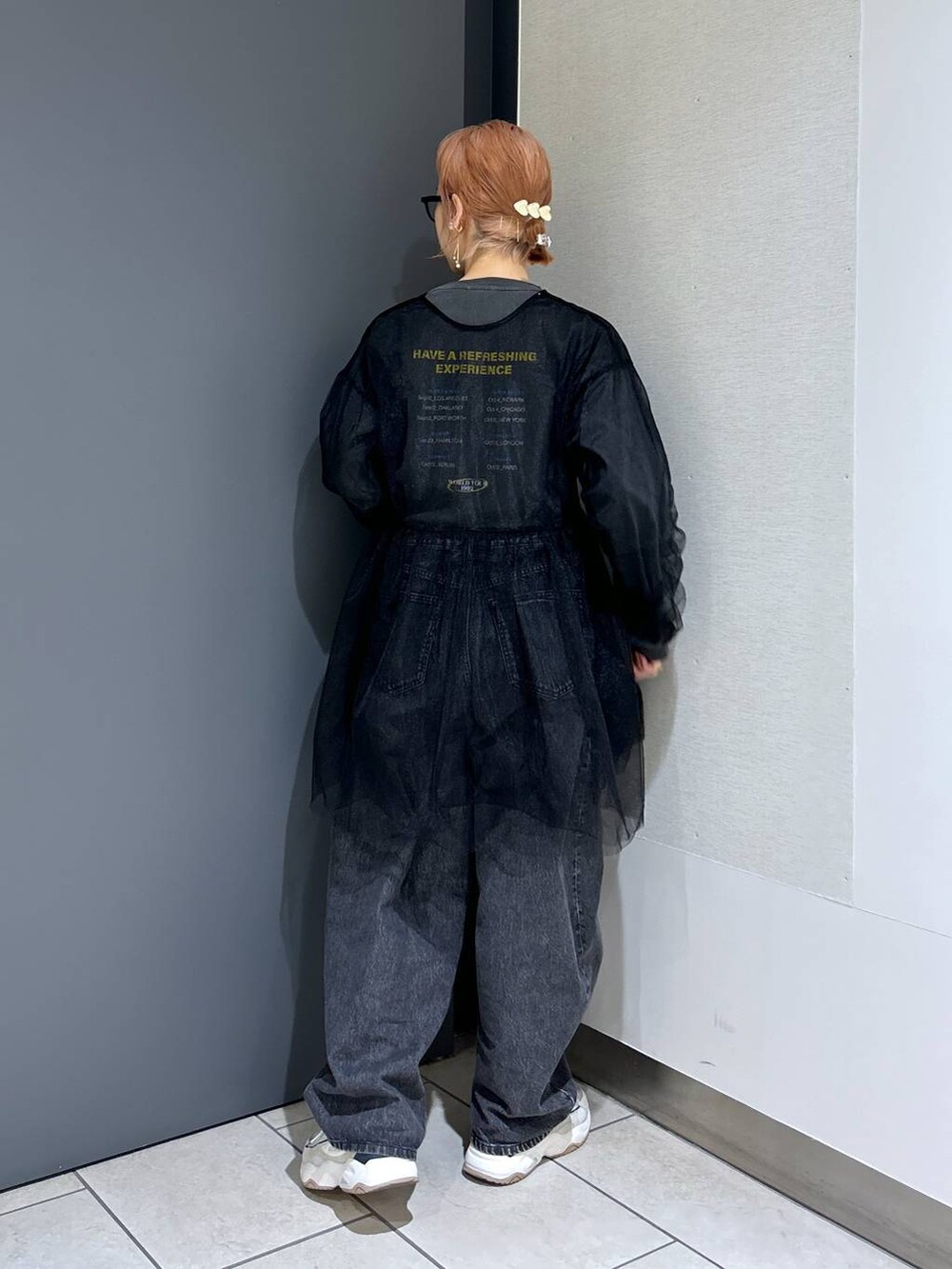 グレー系のTシャツ/カットソー、ブラック系のシャツ/ブラウス、ブラック系のデニムパンツを着用したレディースの春コーディネートの5枚目の写真