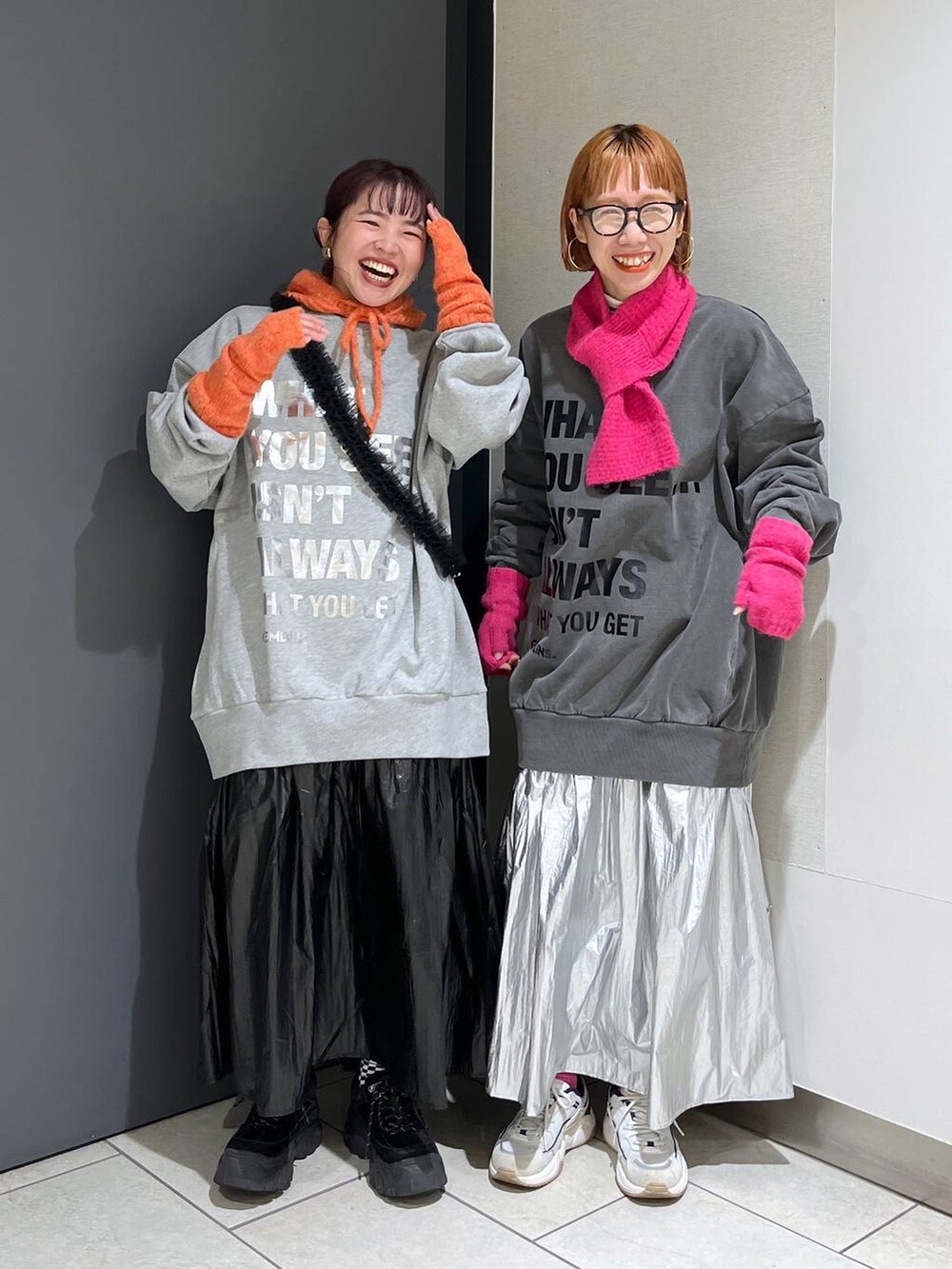 ブラック系のスニーカー、ブラック系のスカート、シルバー系のスカートを着用したレディースの冬コーディネートの2枚目の写真