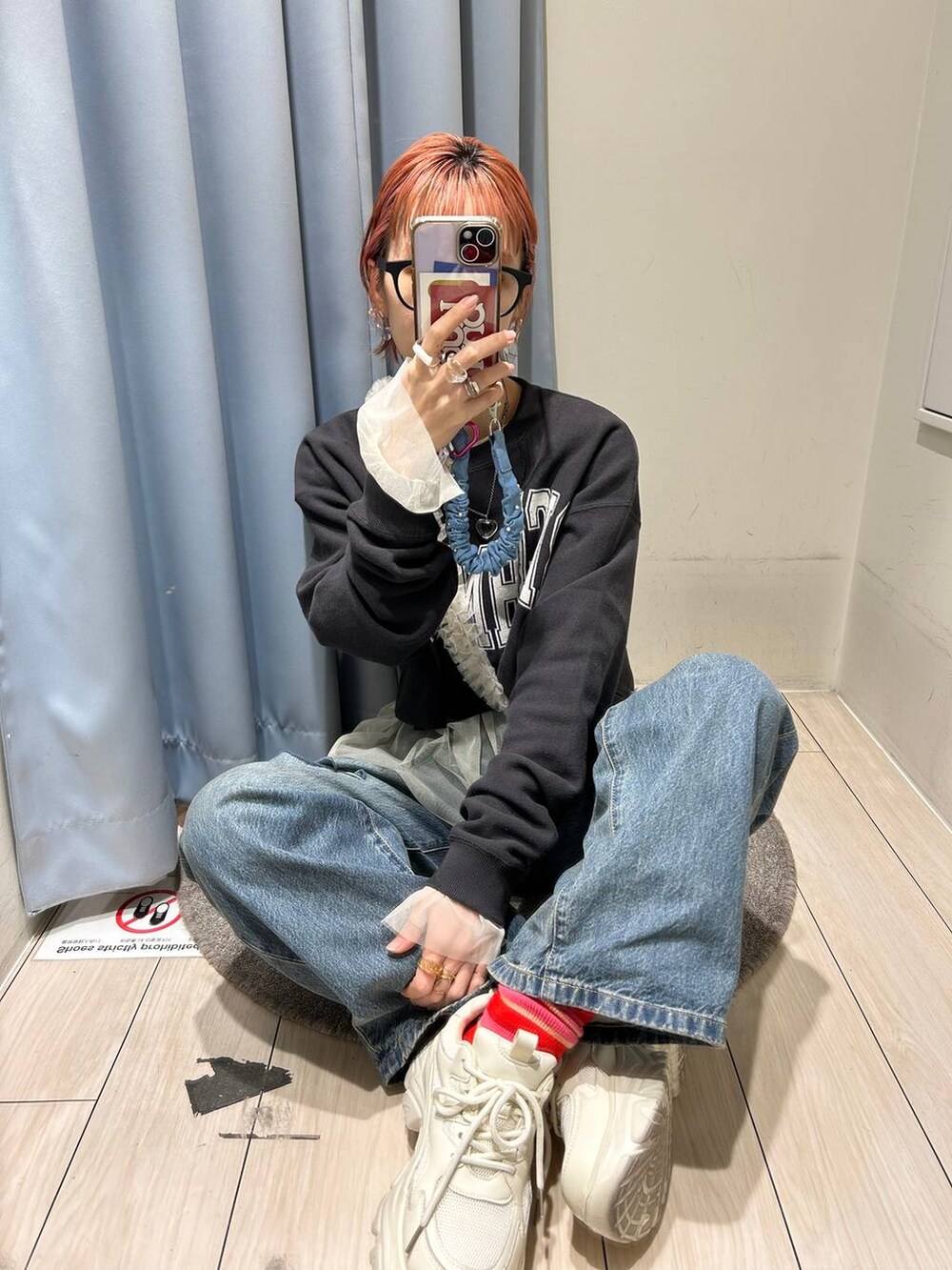 「女子ウケ、個性派、差し色コーデ、ママコーデ、冬コーデ、ローリーズスタイル_LOWRYS FARM、公認インフルエンサー_LOWRYS FARM、大人女子カジュアル_LOWRYS FARM、カジュアル、メガネ、LOWRYS FARM、着痩せ・細見え、スウェット、デニムパンツ、スニーカー」|「Me%のチュールモバイルストラップ 977893(スマホグッズ、ベージュ系)」を使った、milkさん(レディース・160cm)の冬コーディネートの9枚目の写真