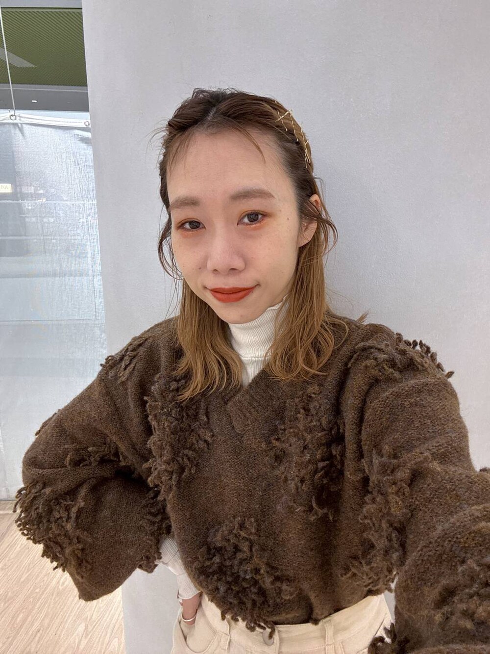 「女子ウケ、個性派、差し色コーデ、ママコーデ、秋コーデ、ローリーズスタイル_LOWRYS FARM、カジュアル、秋冬新作、公認インフルエンサー_LOWRYS FARM、大人女子カジュアル_LOWRYS FARM、メガネ、LOWRYS FARM、着痩せ・細見え、冬コーデ」｜「LOWRYS FARMのリブメロータートル　250173（Tシャツ/カットソー、ホワイト系）」を使った、milkさん（レディース・160cm）の冬コーディネートの7枚目の写真