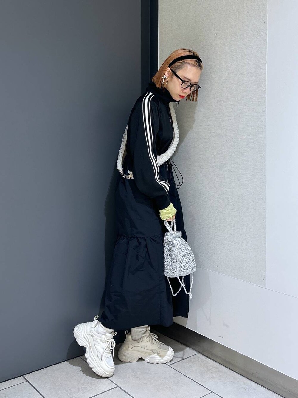 「ワンピース、スニーカー、女子ウケ、個性派、差し色コーデ、ママコーデ、春コーデ、ローリーズスタイル_LOWRYS FARM、公認インフルエンサー_LOWRYS FARM、大人女子カジュアル_LOWRYS FARM、カジュアル、メガネ、LOWRYS FARM、着痩せ・細見え」|「LOWRYS FARMの曇り止め付メガネ 952570(メガネ、その他)」を使った、milkさん(レディース・160cm)の春コーディネートの6枚目の写真