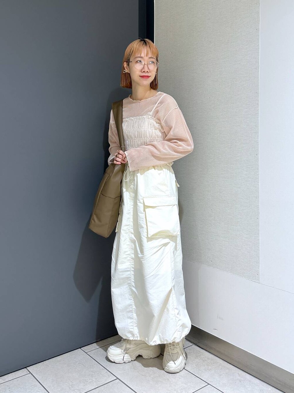 「LOWRYS FARM、着痩せ・細見え、女子ウケ、個性派、差し色コーデ、ママコーデ、春コーデ、ローリーズスタイル_LOWRYS FARM、公認インフルエンサー_LOWRYS FARM、大人女子カジュアル_LOWRYS FARM、カジュアル、メガネ、スカート、ドットエスティフェス、ドットエスティ春コーデ」｜「LOWRYS FARMのヤワラカルイＢＩＧトートＢＡＧ　100157（トートバッグ、ブラウン系）」を使った、milkさん（レディース・160cm）の春コーディネートの7枚目の写真