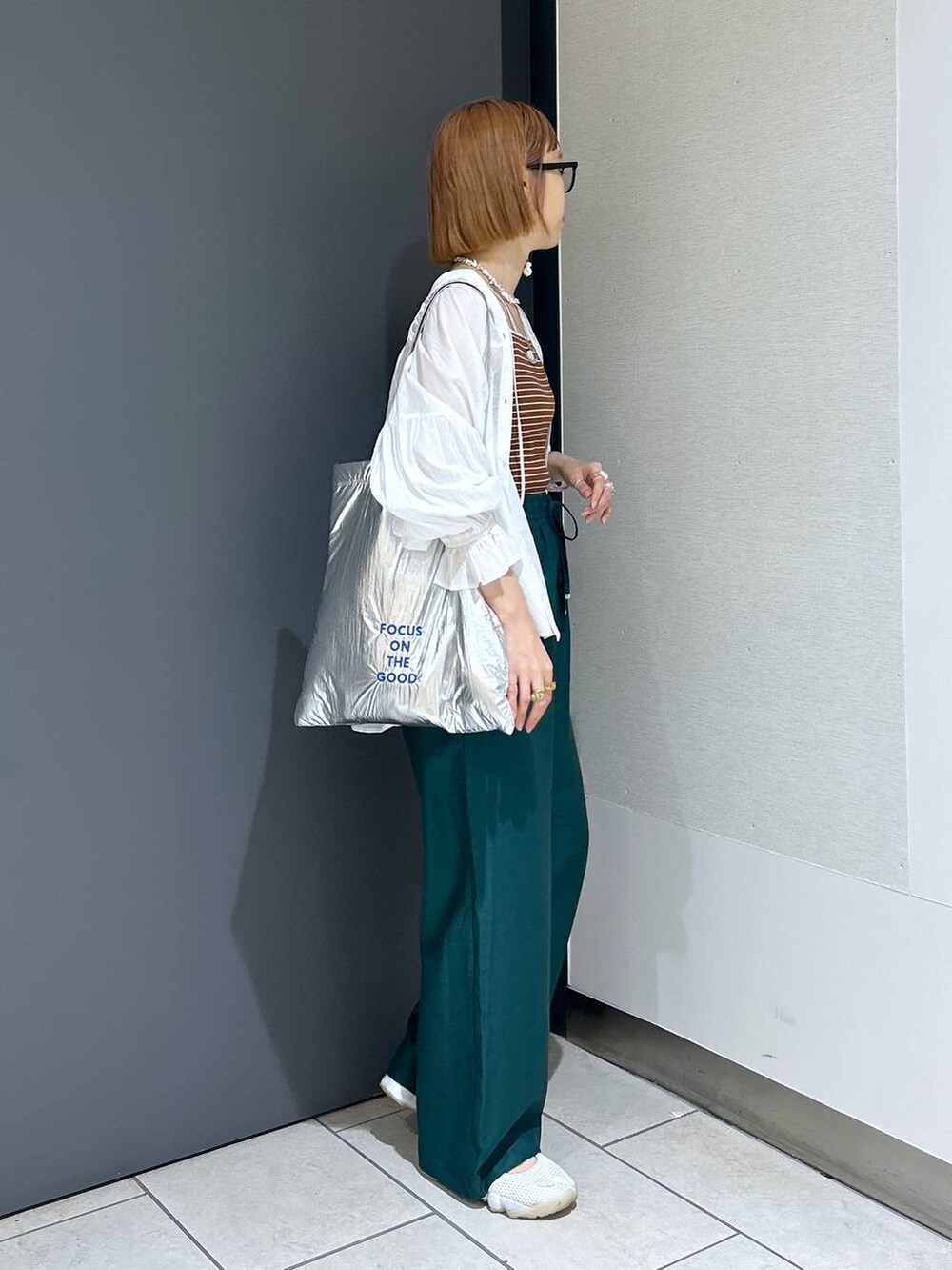 グリーン系のその他パンツ、ベージュ系のタンクトップ、ホワイト系のシャツ/ブラウスを着用したレディースの夏コーディネートの4枚目の写真