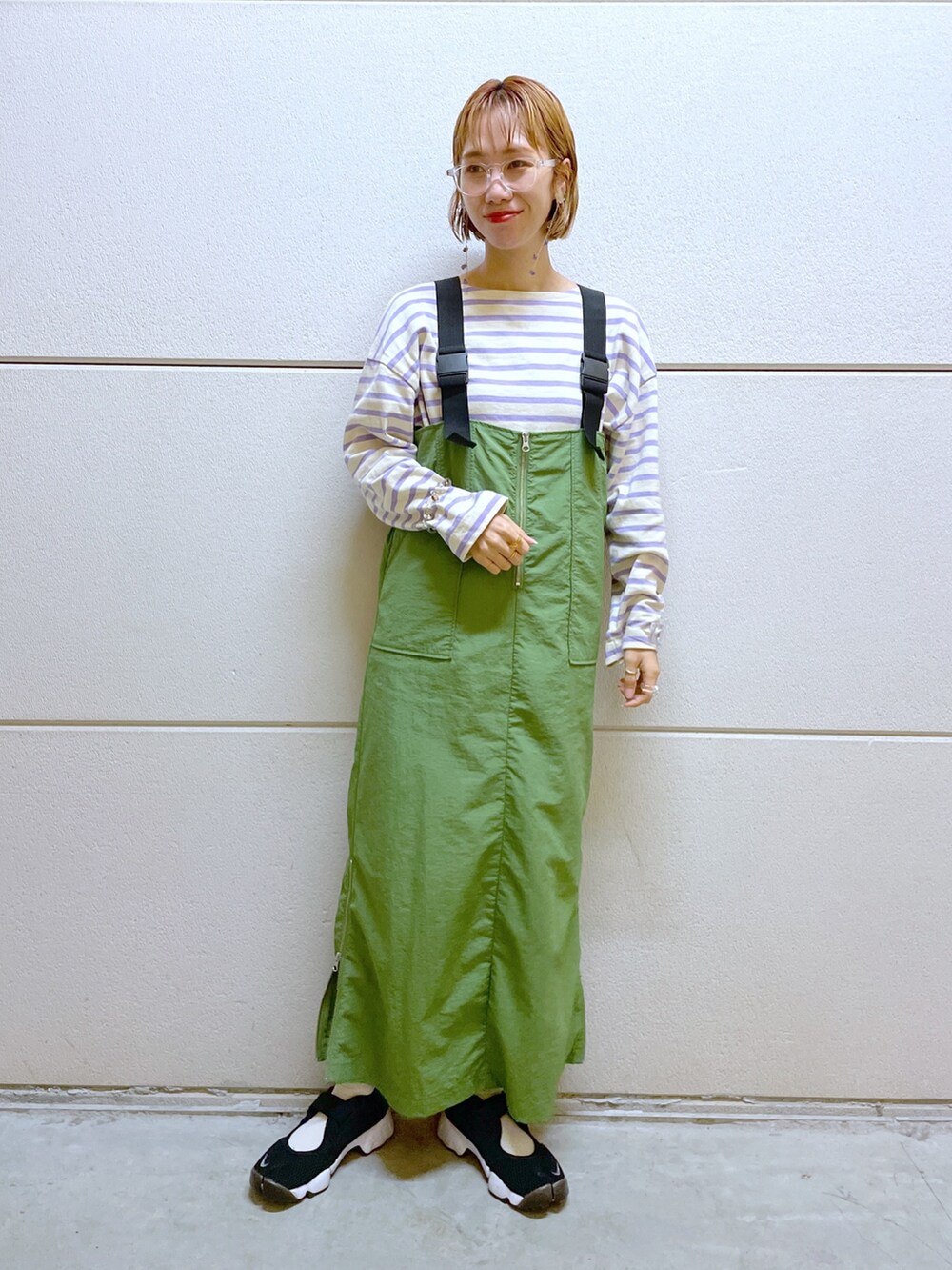 パープル系のTシャツ/カットソー、グリーン系のワンピース/ドレス、その他のメガネを着用したレディースの秋コーディネートの5枚目の写真