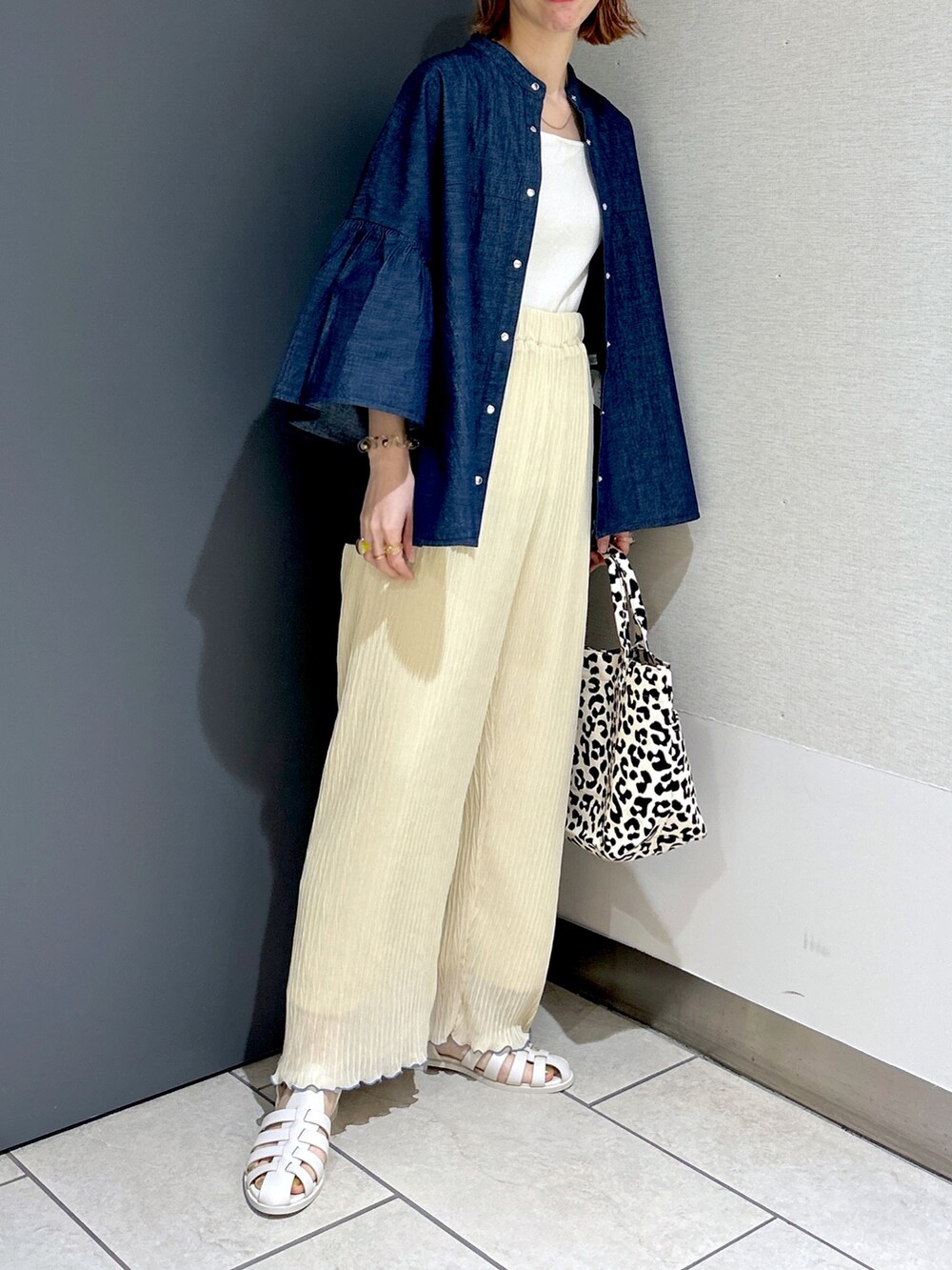 ブルー系のシャツ/ブラウス、ホワイト系のタンクトップ、ホワイト系のその他パンツを着用したレディースの春コーディネートの2枚目の写真