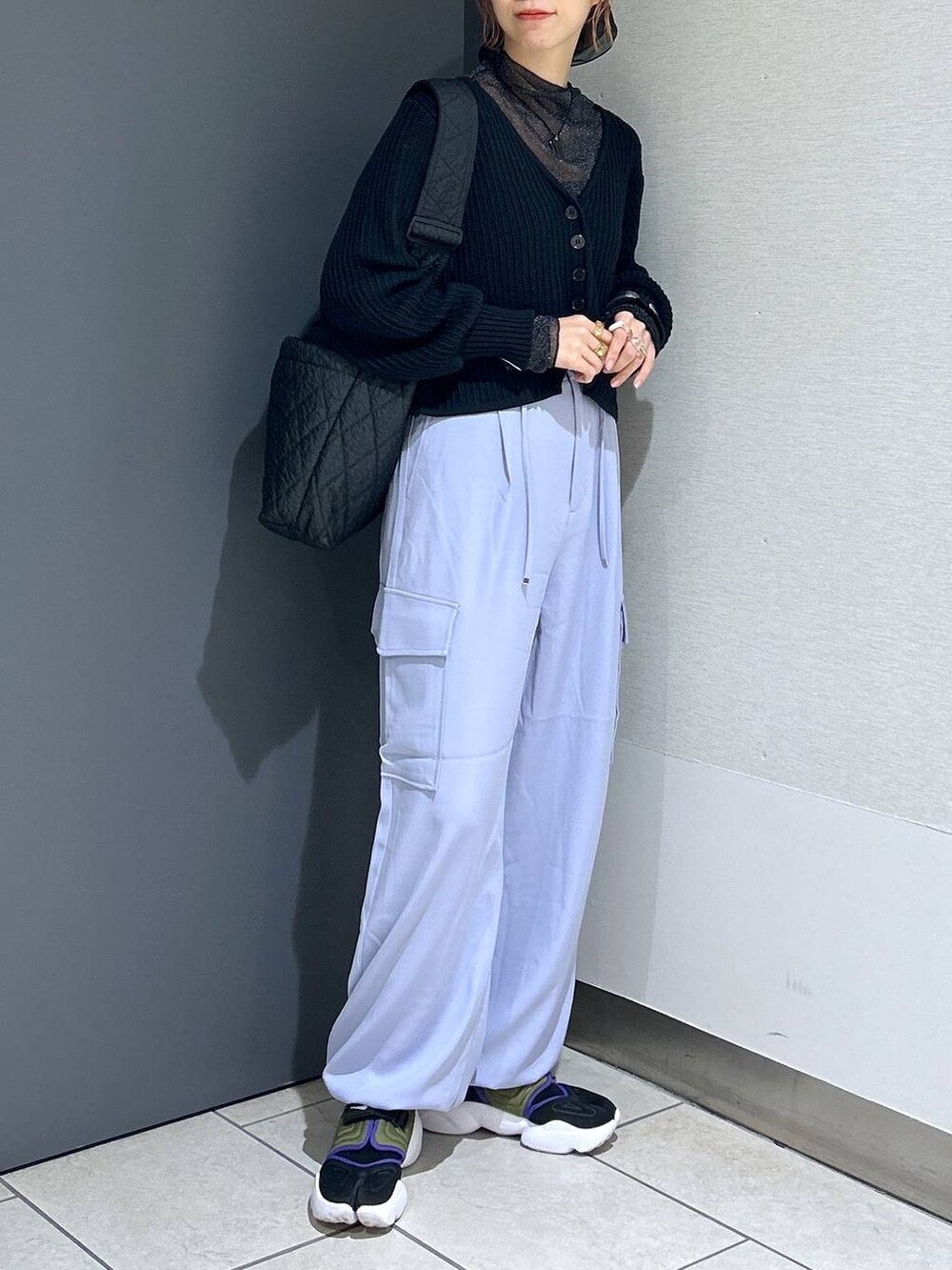 ブラック系のキャミソール、ブラック系のカーディガン/ボレロ、ブラック系のTシャツ/カットソーを着用したレディースの秋コーディネートの2枚目の写真