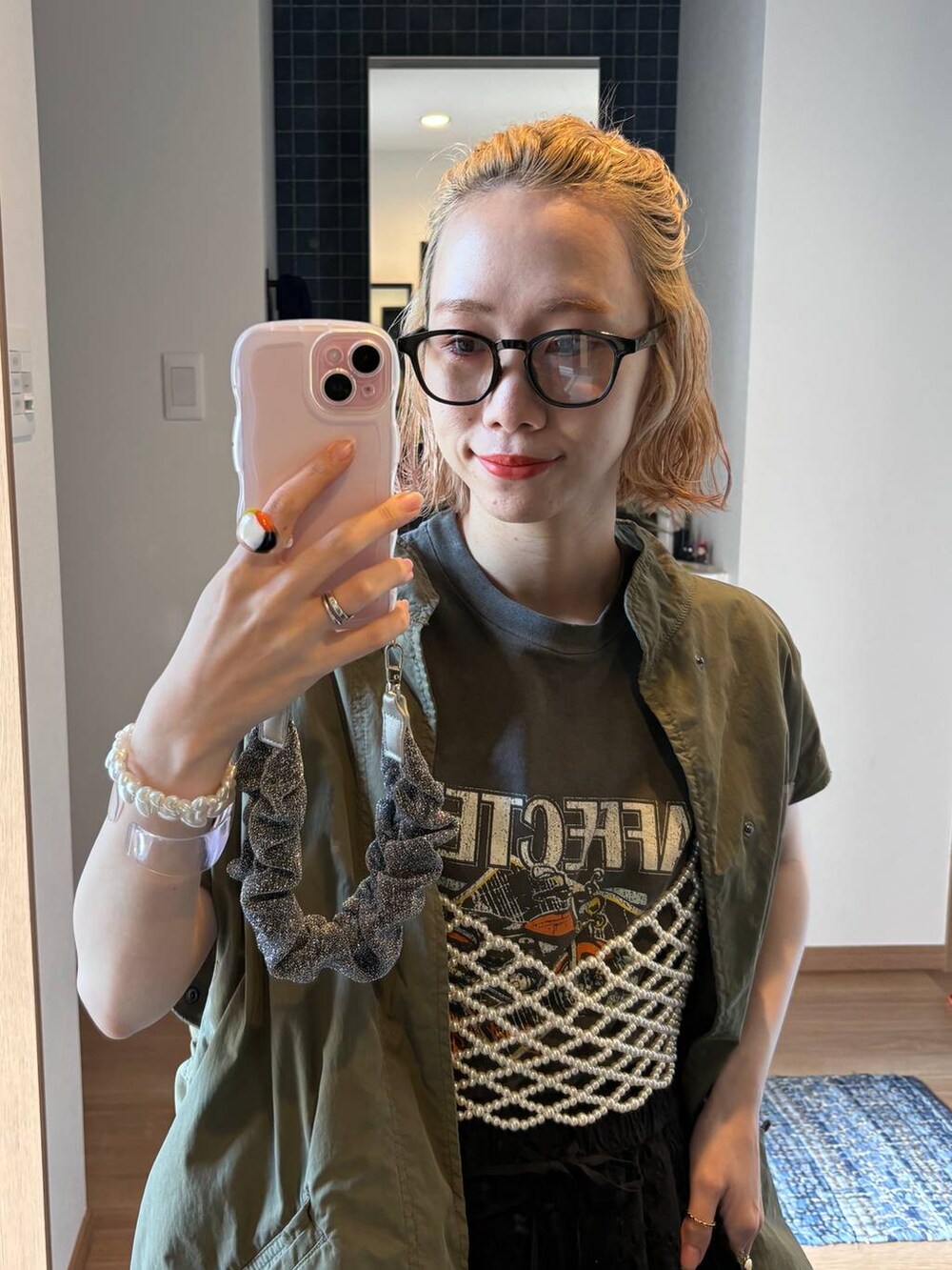 ブラック系のカーゴパンツ、イエロー系のトートバッグ、ホワイト系のベストを着用したレディースの春コーディネートの8枚目の写真