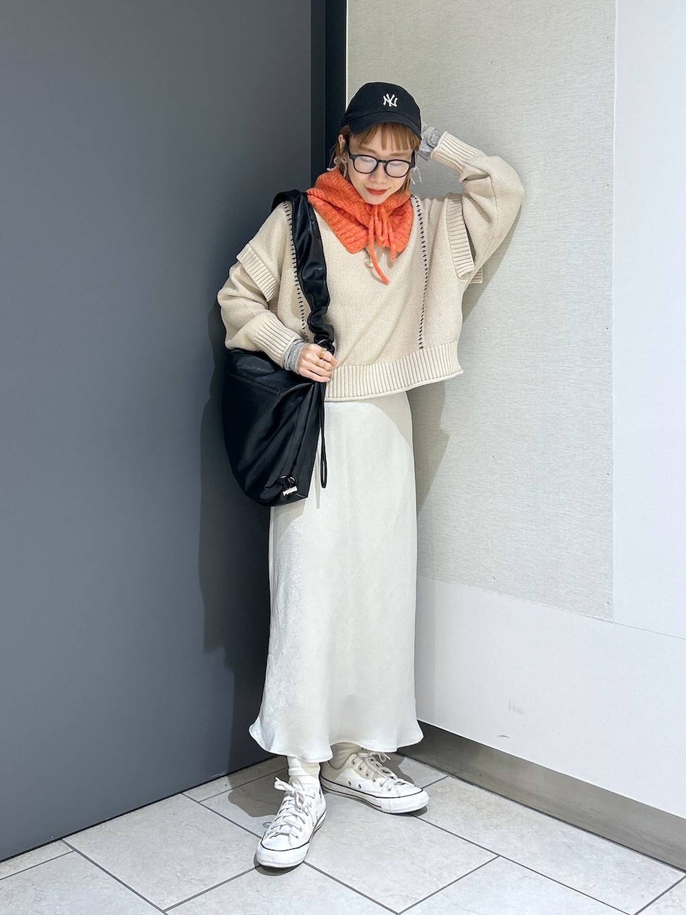 ホワイト系のTシャツ/カットソー、ブラック系のショルダーバッグ、ホワイト系のTシャツ/カットソーを着用したレディースの冬コーディネートの6枚目の写真