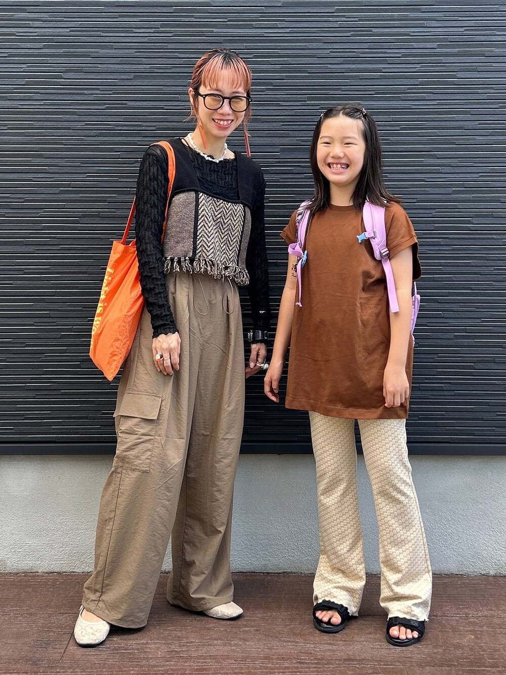 その他のサンダル、ブラウン系のその他パンツ、ブラック系のTシャツ/カットソーを着用したレディースの秋コーディネートの4枚目の写真