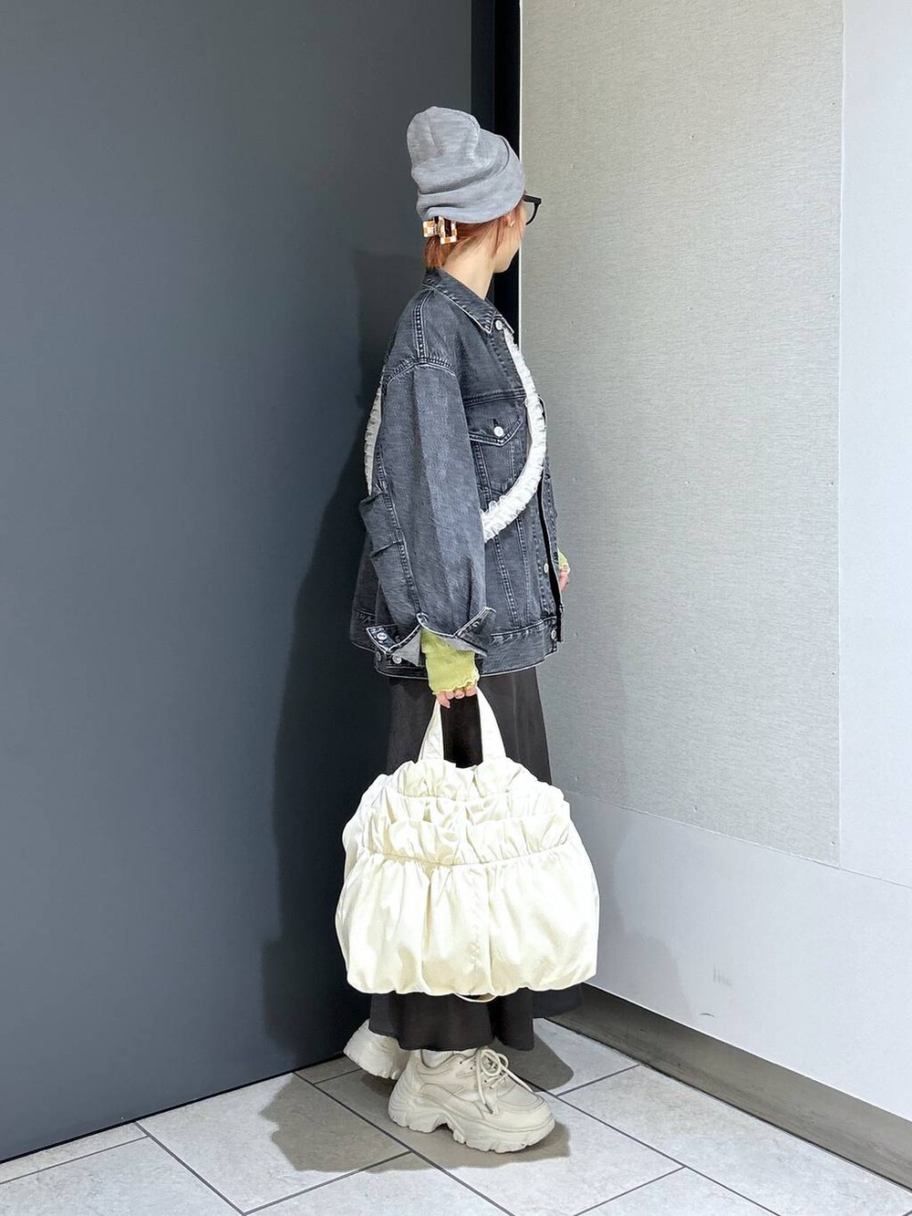 「個性派、差し色コーデ、ママコーデ、冬コーデ、ローリーズスタイル_LOWRYS FARM、LOWRYS FARM、着痩せ・細見え、アウター、デニムジャケット、スカート、ロングスカート、女子ウケ、公認インフルエンサー_LOWRYS FARM、大人女子カジュアル_LOWRYS FARM、カジュアル」|「LOWRYS FARMのステンレスハートトップネックレス 967887(ネックレス、ブラウン系)」を使った、milkさん(レディース・160cm)の冬コーディネートの6枚目の写真