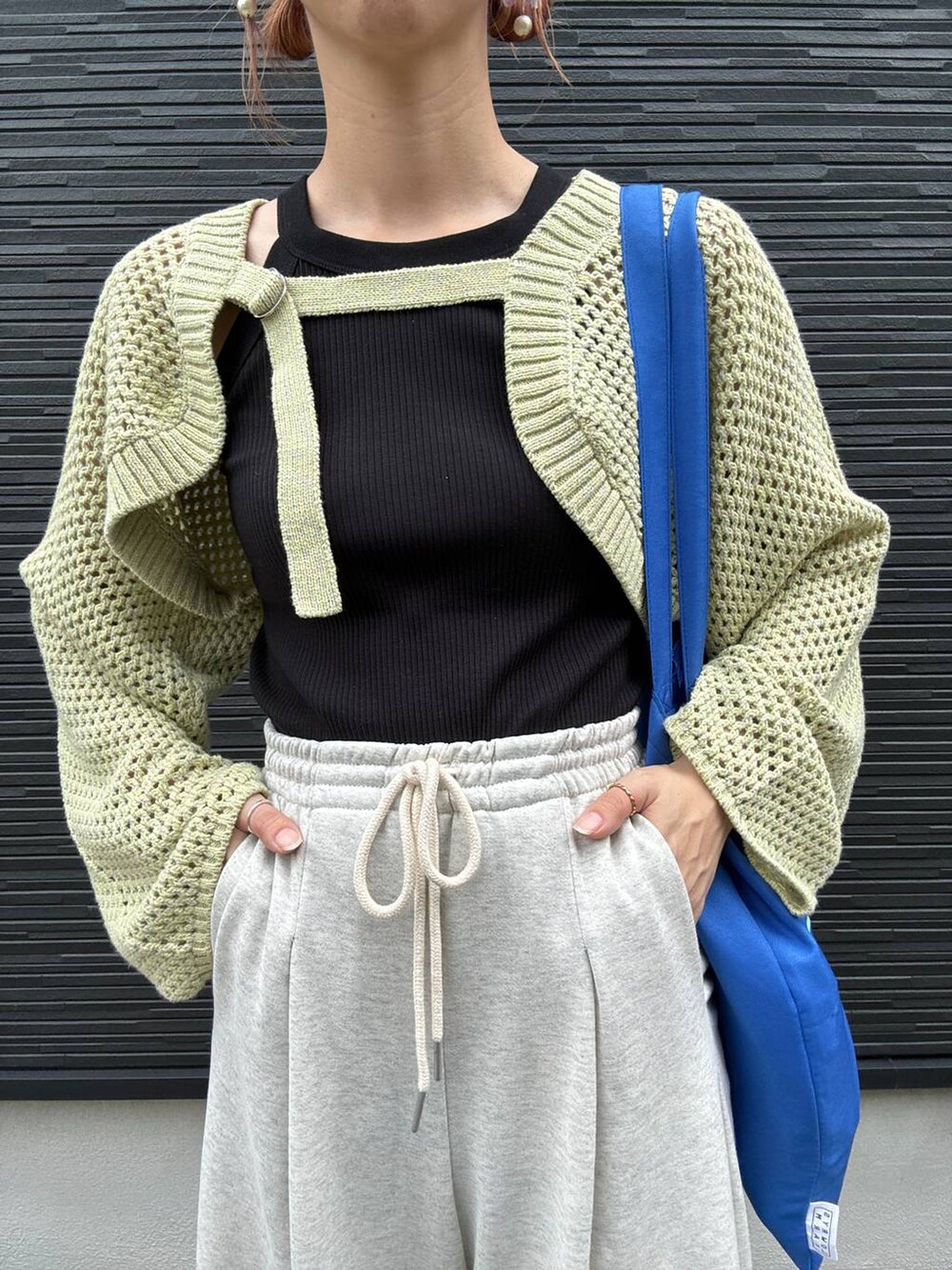 「着痩せ・細見え、スウェット、スウェットパンツ、キャップ、女子ウケ、個性派、差し色コーデ、ママコーデ、春コーデ、ローリーズスタイル_LOWRYS FARM、公認インフルエンサー_LOWRYS FARM、大人女子カジュアル_LOWRYS FARM、カジュアル、メガネ、LOWRYS FARM」｜「LOWRYS FARMのスウェットワイドパンツ　127528（スウェットパンツ、グレー系）」を使った、milkさん（レディース・160cm）の夏コーディネートの2枚目の写真