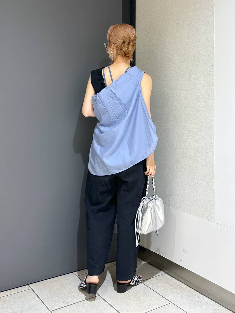 ブルー系のTシャツ/カットソー、ブラック系のサロペット/オーバーオール、シルバー系のショルダーバッグを着用したレディースの夏コーディネートの3枚目の写真