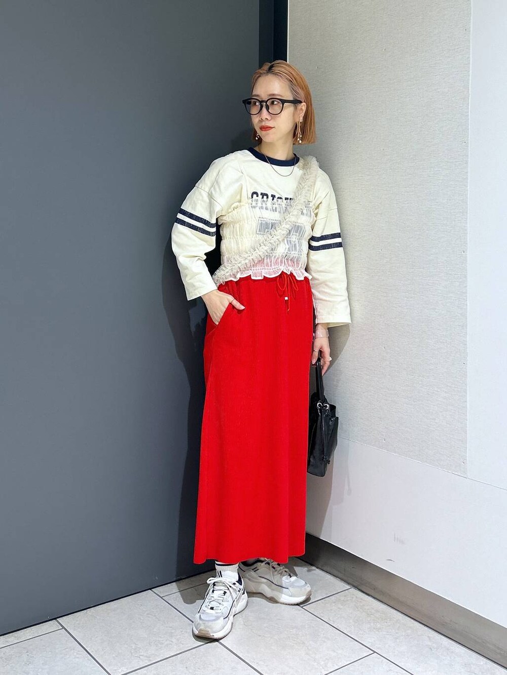 「スカート、ロングスカート、ロンT、モバイルグッズ_Me%、Me%、女子ウケ、個性派、差し色コーデ、ママコーデ、春コーデ、ローリーズスタイル_LOWRYS FARM、公認インフルエンサー_LOWRYS FARM、大人女子カジュアル_LOWRYS FARM、カジュアル、メガネ」｜「LOWRYS FARMのカットリブタイトスカート　103920（スカート、レッド系）」を使った、milkさん（レディース・160cm）の春コーディネートの7枚目の写真