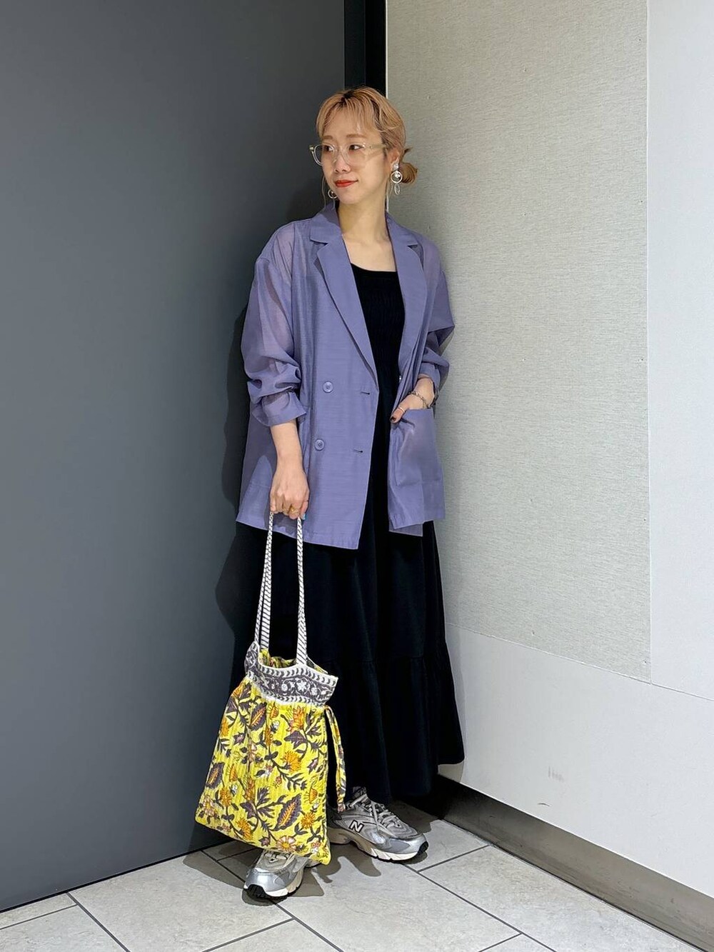 ブラック系のワンピース、ブラック系のキャミソール、イエロー系のトートバッグを着用したレディースの夏コーディネートの7枚目の写真