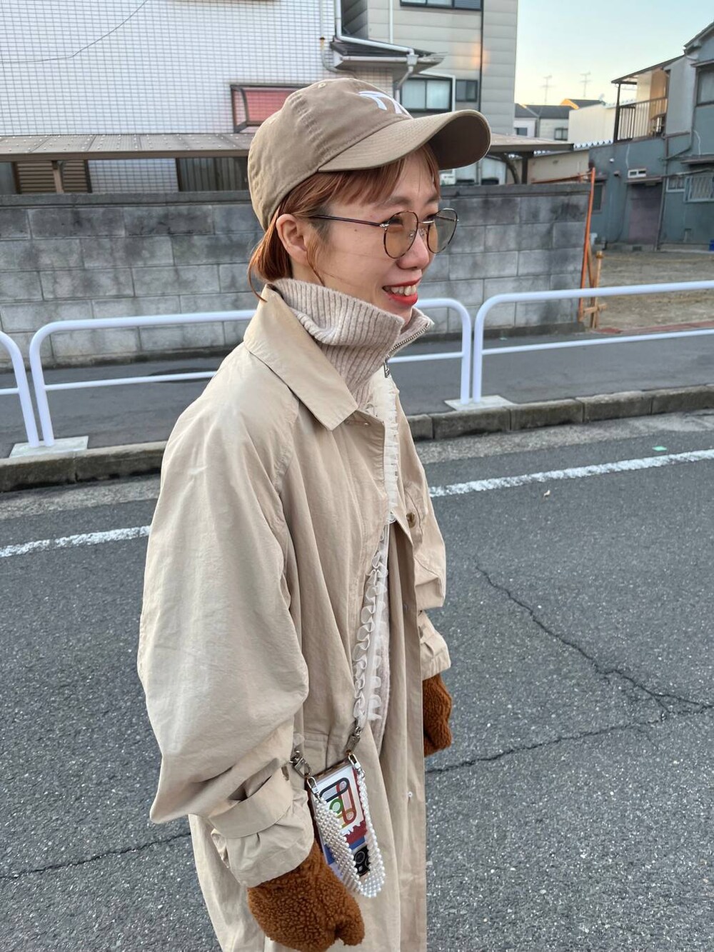 「女子ウケ、個性派、ママコーデ、秋コーデ、ローリーズスタイル_LOWRYS FARM、公認インフルエンサー_LOWRYS FARM、大人女子カジュアル_LOWRYS FARM、カジュアル、メガネ、LOWRYS FARM、着痩せ・細見え、ワントーン、冬コーデ、キャップ、ニット」｜「studio CLIPの【WEB限定】 ボアミトングローブ《Dick Bruna》（手袋、ブラウン系）」を使った、milkさん（レディース・160cm）の秋コーディネートの10枚目の写真