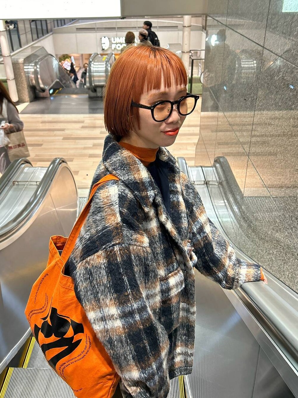 ブルー系のニット/セーターを着用したレディースの秋コーディネートの6枚目の写真