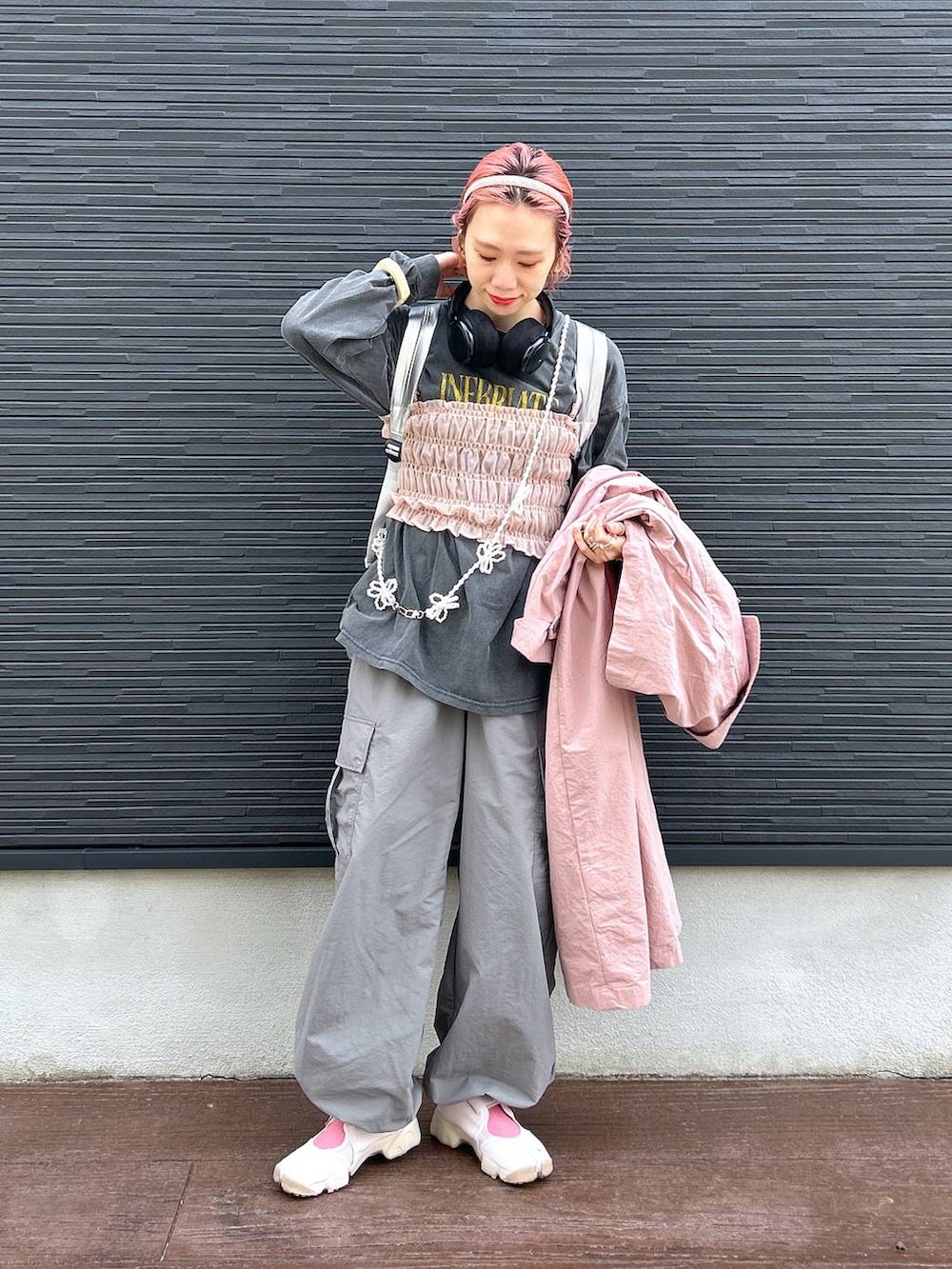 「ビスチェ、ヘアアクセサリー、ソックス、女子ウケ、個性派、差し色コーデ、ママコーデ、春コーデ、ローリーズスタイル_LOWRYS FARM、公認インフルエンサー_LOWRYS FARM、大人女子カジュアル_LOWRYS FARM、カジュアル、メガネ、LOWRYS FARM、着痩せ・細見え」|「LOWRYS FARMのロゴプリントサーマルソックス 103904(シューズ小物/雑貨、ピンク系)」を使った、milkさん(レディース・160cm)の春コーディネートの3枚目の写真