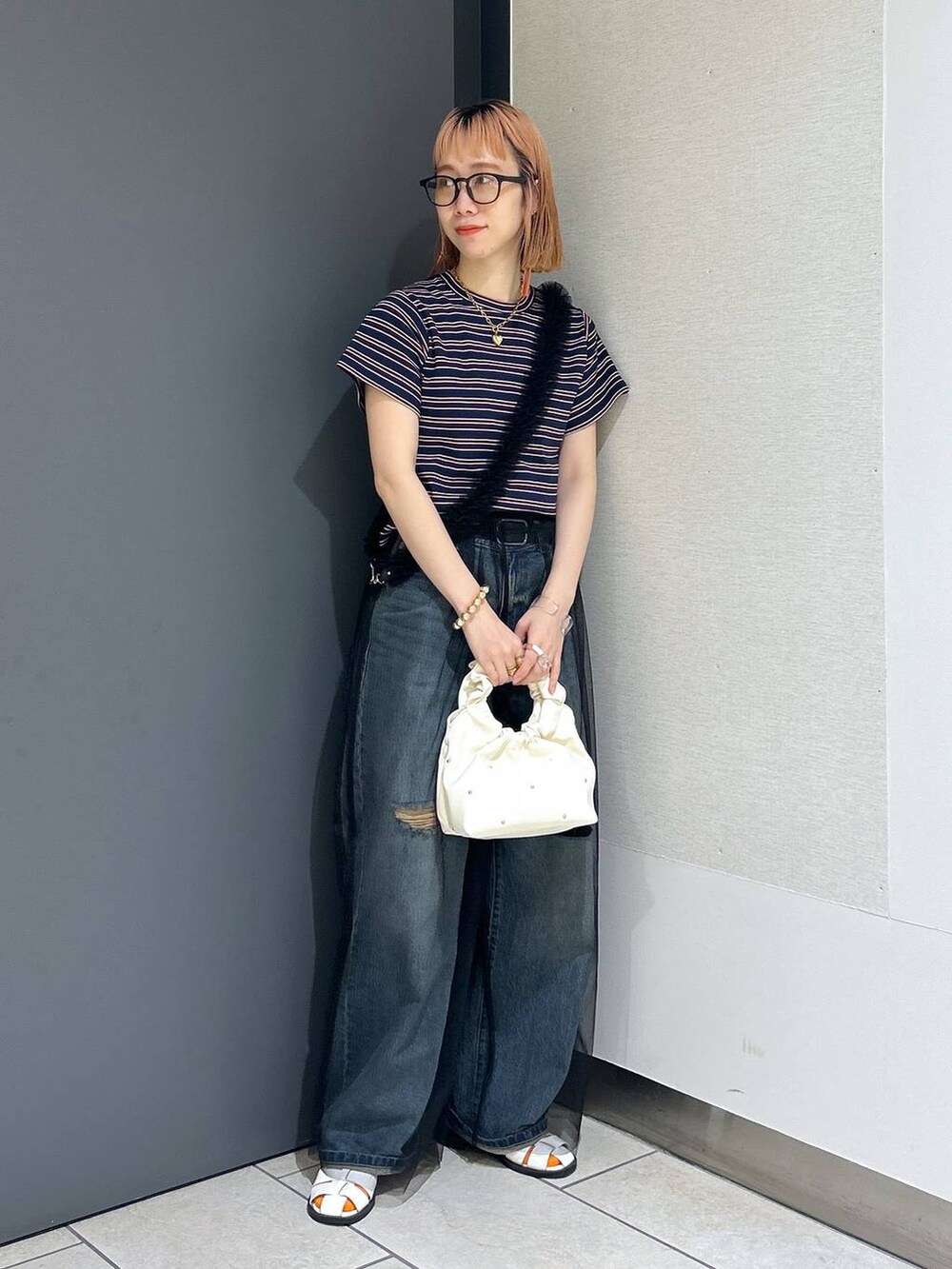 「女子ウケ、個性派、差し色コーデ、ママコーデ、春コーデ、ローリーズスタイル_LOWRYS FARM、公認インフルエンサー_LOWRYS FARM、大人女子カジュアル_LOWRYS FARM、カジュアル、メガネ、LOWRYS FARM、着痩せ・細見え、デニムパンツ、Tシャツ、ボーダー」｜「LOWRYS FARMの２ＷＡＹスタッズＢＡＧ　100164（ハンドバッグ、ベージュ系）」を使った、milkさん（レディース・160cm）の春コーディネートの6枚目の写真