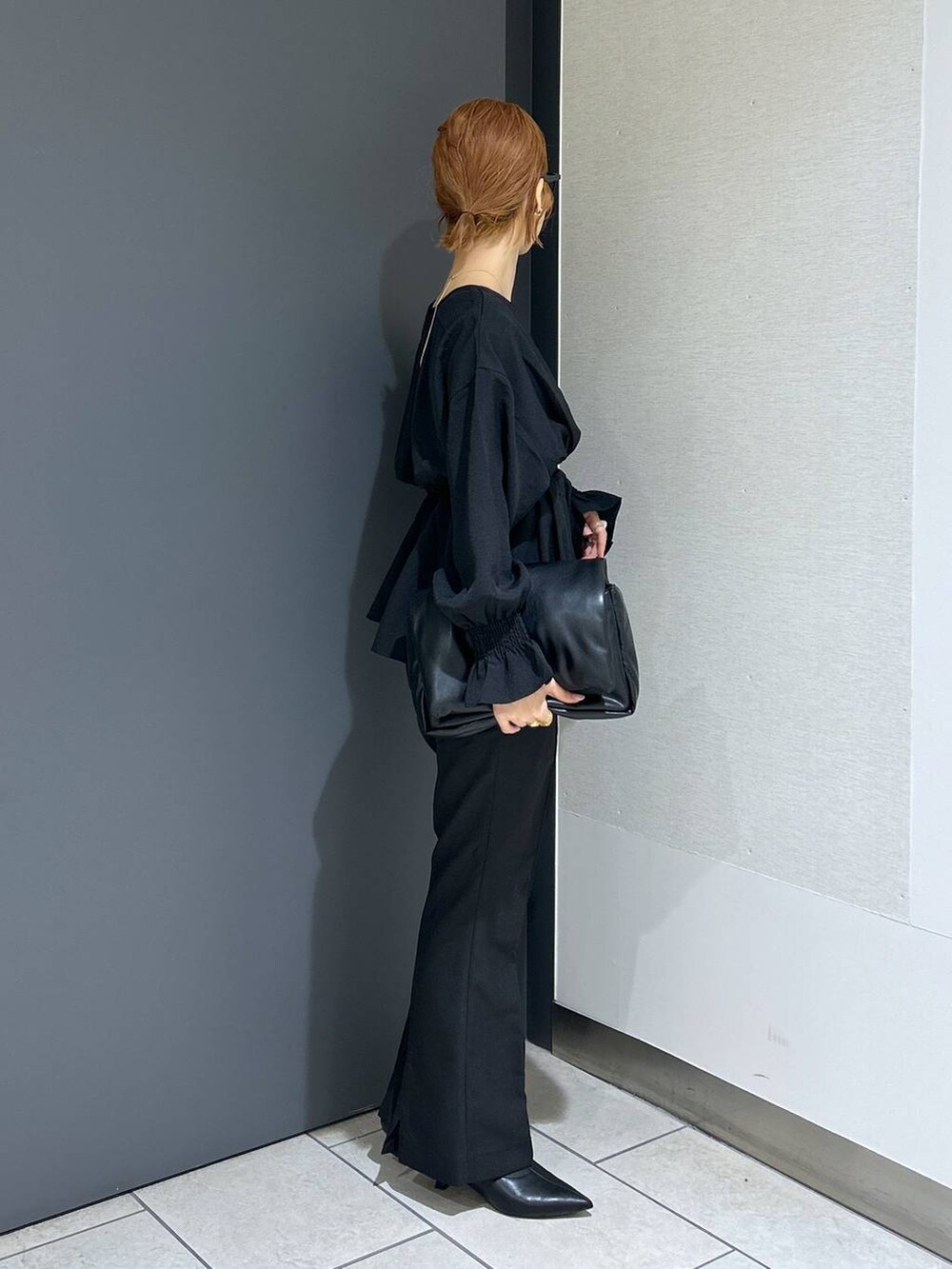 ブラック系のキャミソール、ブラック系のTシャツ/カットソー、ブラック系のシャツ/ブラウスを着用したレディースの秋コーディネートの6枚目の写真