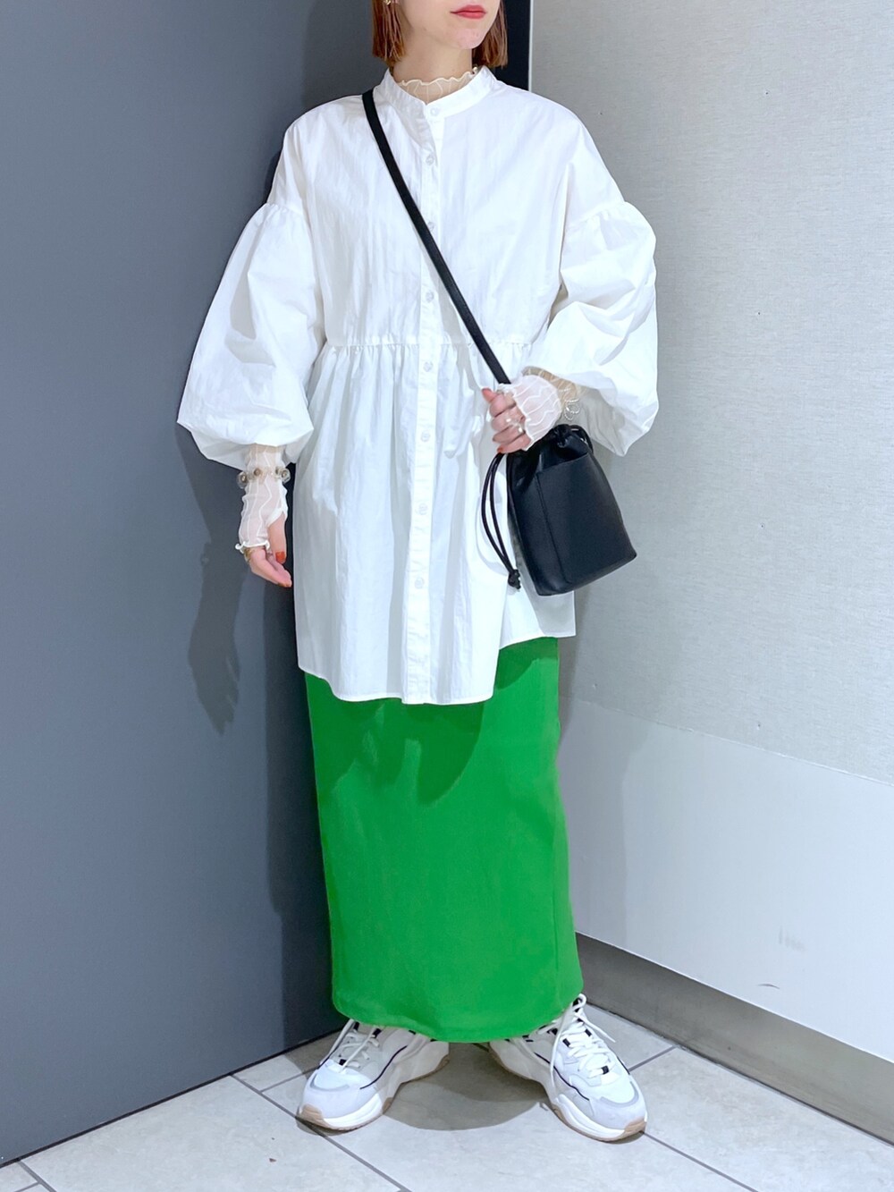 ホワイト系のスニーカー、グリーン系のスカート、ピンク系のバッグを着用したレディースの春コーディネートの4枚目の写真