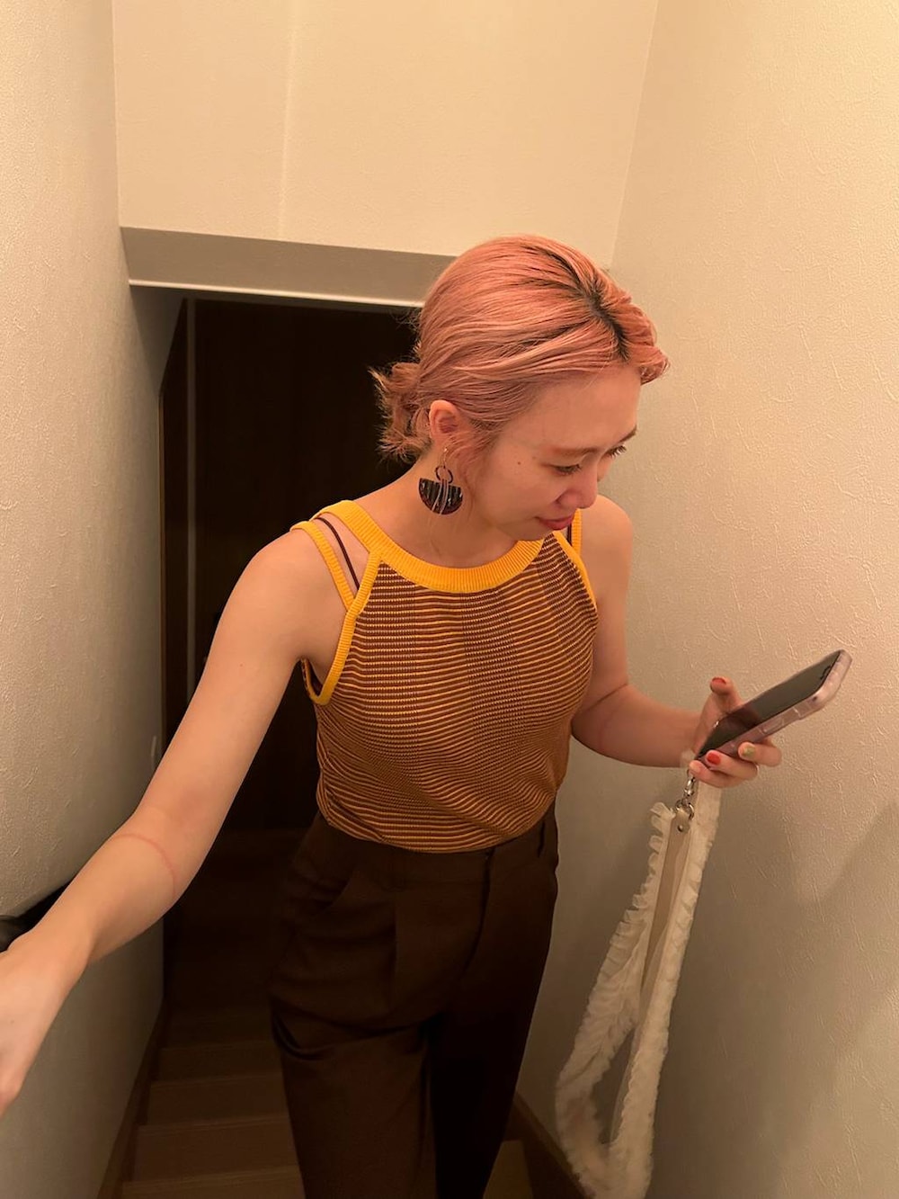 「女子ウケ、個性派、差し色コーデ、ママコーデ、春コーデ、ローリーズスタイル_LOWRYS FARM、公認インフルエンサー_LOWRYS FARM、大人女子カジュアル_LOWRYS FARM、カジュアル、メガネ、LOWRYS FARM、着痩せ・細見え、夏コーデ、キャミソール、カップ付きインナー」｜「LOWRYS FARMの２ＷＡＹチュールチュニック 111155（シャツ/ブラウス、ホワイト系）」を使った、milkさん（レディース・160cm）の夏コーディネートの5枚目の写真