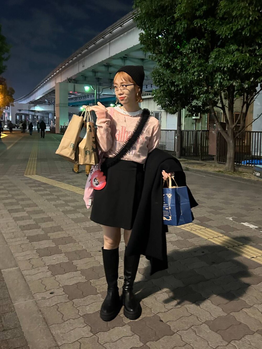 「女子ウケ、個性派、差し色コーデ、ママコーデ、冬コーデ、ローリーズスタイル_LOWRYS FARM、公認インフルエンサー_LOWRYS FARM、大人女子カジュアル_LOWRYS FARM、カジュアル、LOWRYS FARM、着痩せ・細見え、ニット帽」|「LOWRYS FARMのストレッチロングブーツ 163867(ブーツ、ブラック系)」を使った、milkさん(レディース・160cm)の冬コーディネートの6枚目の写真