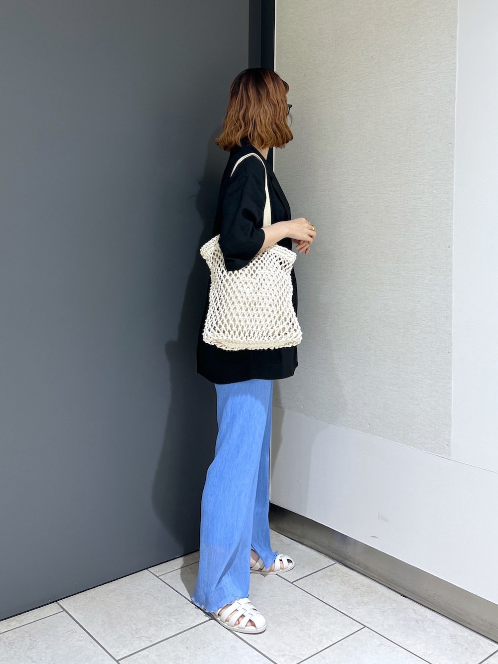 「LOWRYSFARM、lowrysfarm、ローリーズファーム(LOWRYS FARM)、ママコーデ、ママファッション、ママ、シアーパンツ、ジャケット、メガネ女子、めがね、サンダル、グルカサンダル」｜「LOWRYS FARMのバスケットルーズジャケット　174803（テーラードジャケット、ブラック系）」を使った、milkさん（レディース・160cm）の春コーディネートの3枚目の写真