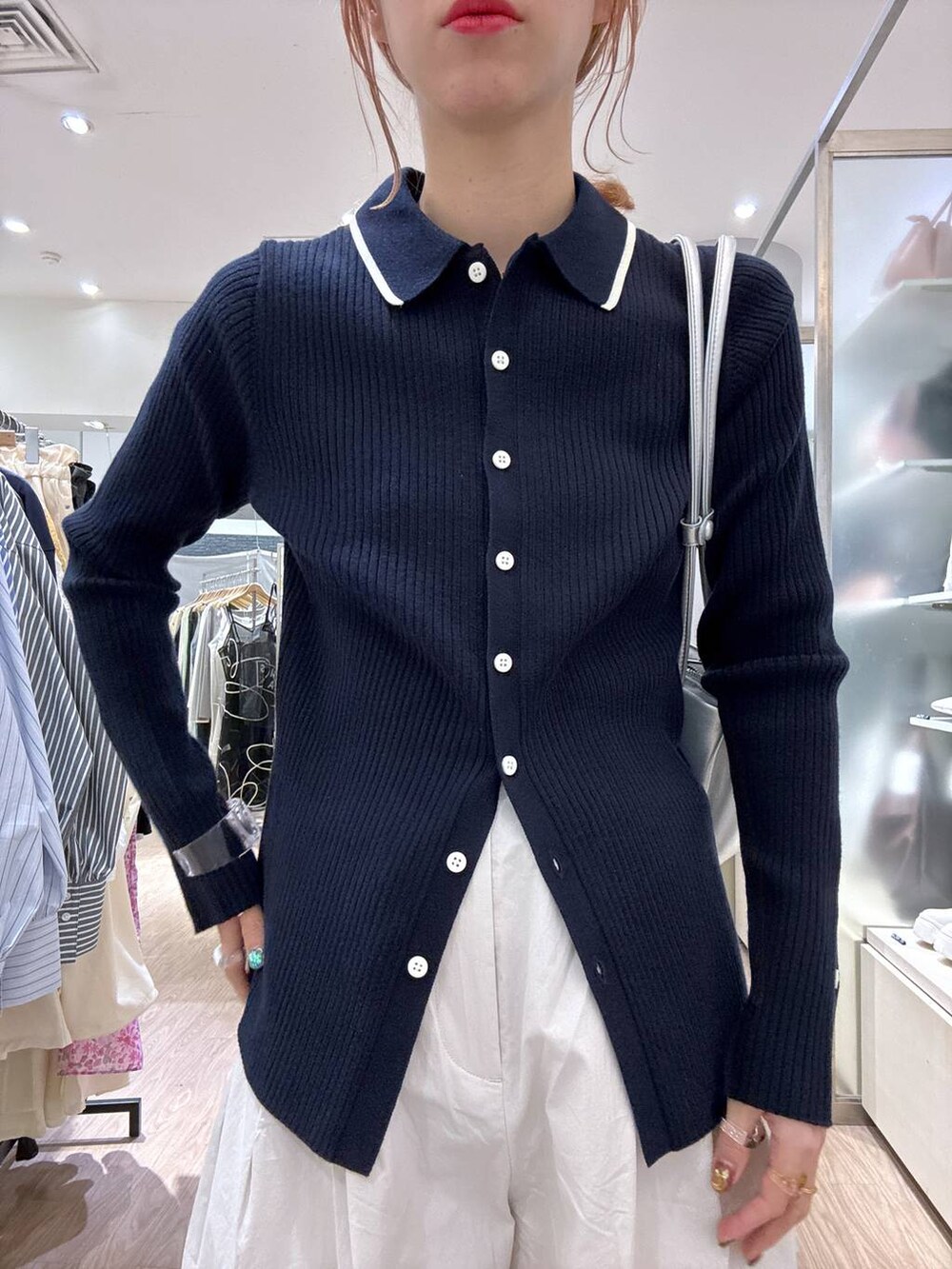 「女子ウケ、個性派、差し色コーデ、ママコーデ、冬コーデ、ローリーズスタイル_LOWRYS FARM、公認インフルエンサー_LOWRYS FARM、大人女子カジュアル_LOWRYS FARM、カジュアル、メガネ、LOWRYS FARM、着痩せ・細見え、秋冬新作、ニット、スニーカー」｜「LOWRYS FARMの４ＲＯＯＭショルダーＢＡＧ138730（ショルダーバッグ、シルバー系）」を使った、milkさん（レディース・160cm）の冬コーディネートの6枚目の写真