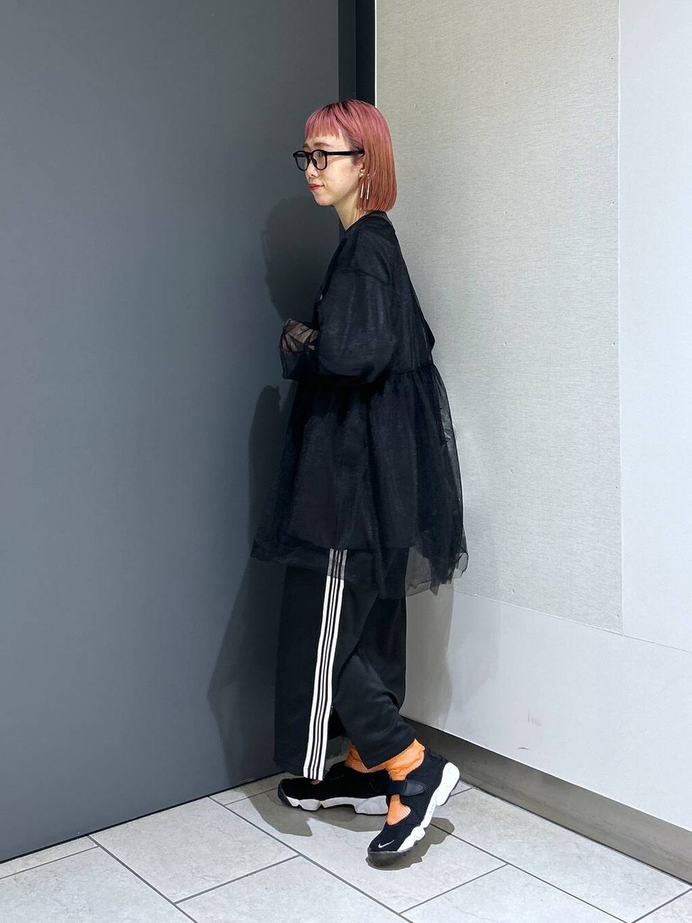 グレー系のTシャツ/カットソー、ブラック系のシャツ/ブラウス、ブラック系のスカートを着用したレディースの春コーディネートの3枚目の写真