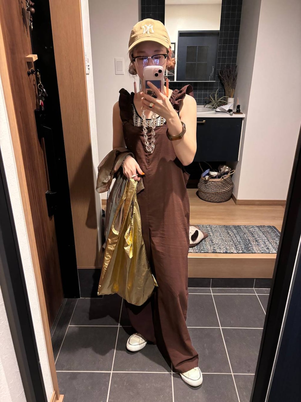 ブラック系のTシャツ/カットソー、ブラウン系のサロペット/オーバーオール、イエロー系のエコバッグ/サブバッグを着用したレディースの夏コーディネートの2枚目の写真