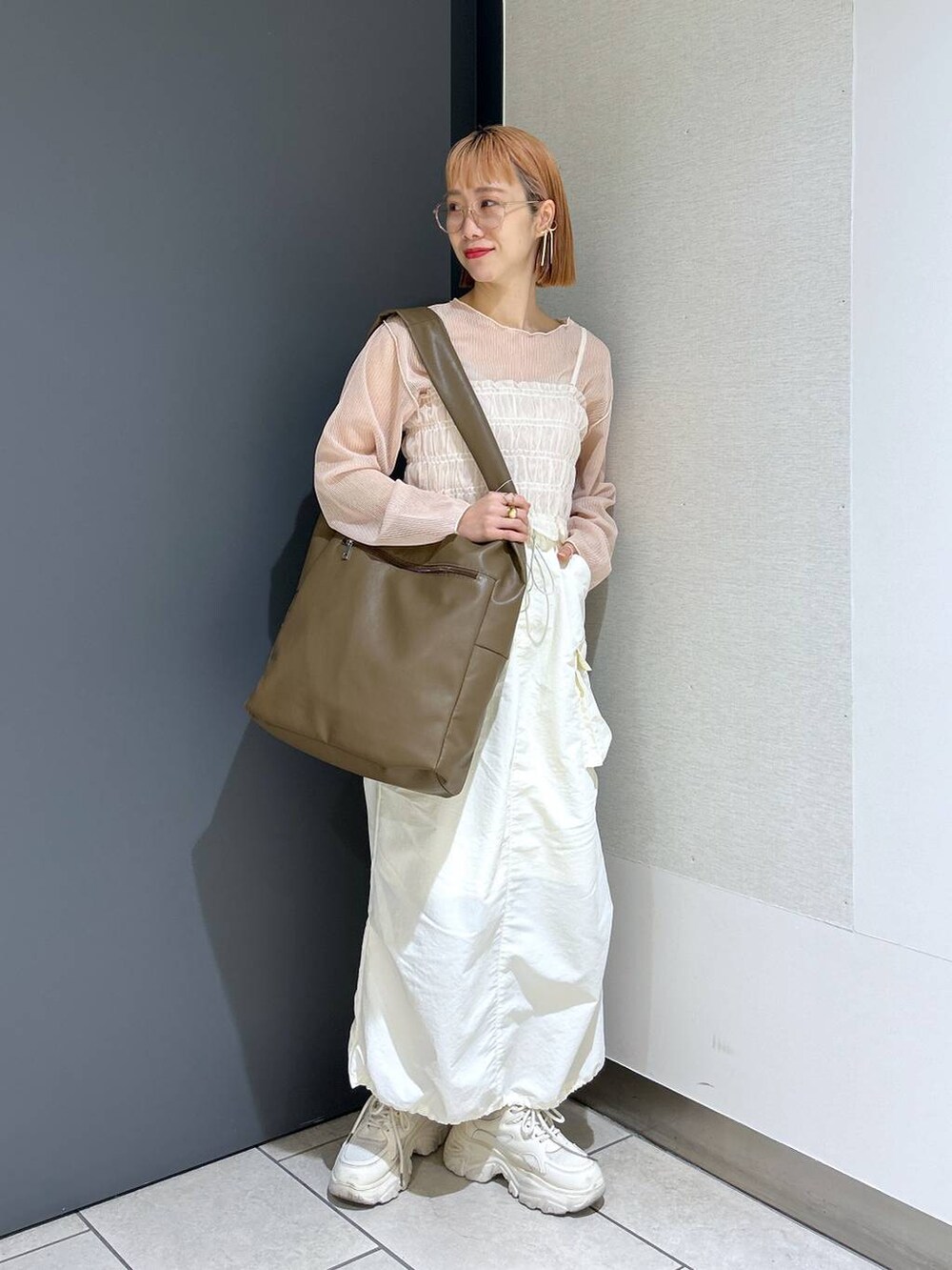 「LOWRYS FARM、着痩せ・細見え、女子ウケ、個性派、差し色コーデ、ママコーデ、春コーデ、ローリーズスタイル_LOWRYS FARM、公認インフルエンサー_LOWRYS FARM、大人女子カジュアル_LOWRYS FARM、カジュアル、メガネ、スカート、ドットエスティフェス、ドットエスティ春コーデ」｜「LOWRYS FARMのヤワラカルイＢＩＧトートＢＡＧ　100157（トートバッグ、ブラウン系）」を使った、milkさん（レディース・160cm）の春コーディネートの2枚目の写真