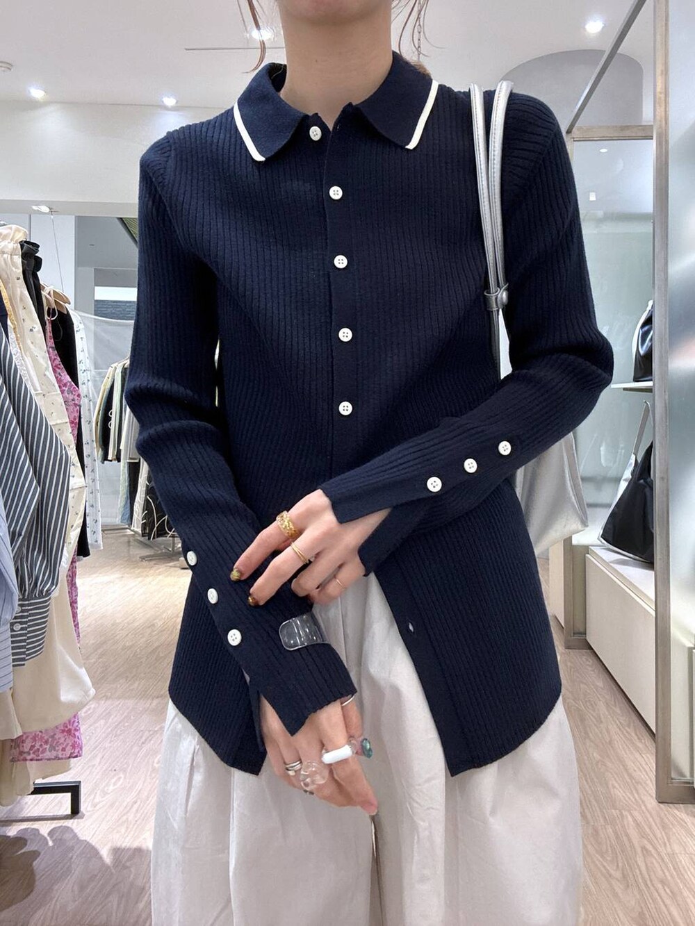 「女子ウケ、個性派、差し色コーデ、ママコーデ、冬コーデ、ローリーズスタイル_LOWRYS FARM、公認インフルエンサー_LOWRYS FARM、大人女子カジュアル_LOWRYS FARM、カジュアル、メガネ、LOWRYS FARM、着痩せ・細見え、秋冬新作、ニット、スニーカー」｜「LOWRYS FARMの４ＲＯＯＭショルダーＢＡＧ138730（ショルダーバッグ、シルバー系）」を使った、milkさん（レディース・160cm）の冬コーディネートの7枚目の写真
