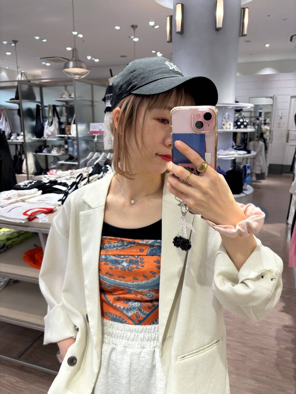 「ローリーズスタイル_LOWRYS FARM、個性派、ママコーデ、女子ウケ、差し色コーデ、春コーデ、公認インフルエンサー_LOWRYS FARM、大人女子カジュアル_LOWRYS FARM、カジュアル、メガネ、LOWRYS FARM、着痩せ・細見え、ジャケット、スウェットパンツ、キャップ」｜「LOWRYS FARMのスタイルＵＰクロスカップキャミ　100757（Tシャツ/カットソー、ブラック系）」を使った、milkさん（レディース・160cm）の春コーディネートの8枚目の写真