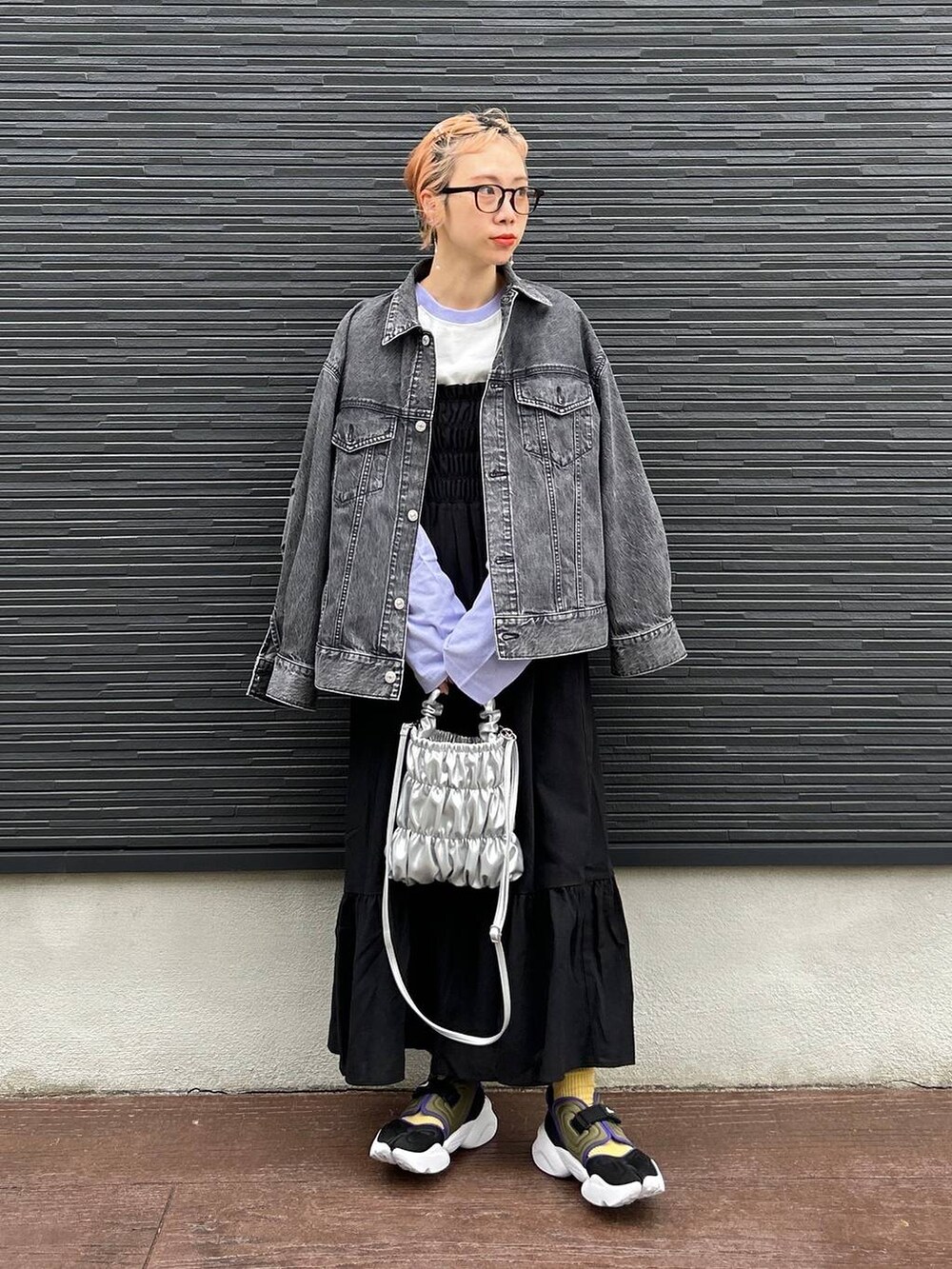 ブラック系のテーラードジャケット、グレー系のショルダーバッグ、ブラック系のワンピースを着用したレディースの春コーディネートの6枚目の写真