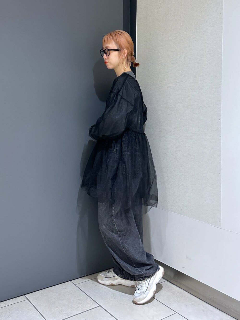 グレー系のTシャツ/カットソー、ブラック系のシャツ/ブラウス、ブラック系のデニムパンツを着用したレディースの春コーディネートの4枚目の写真