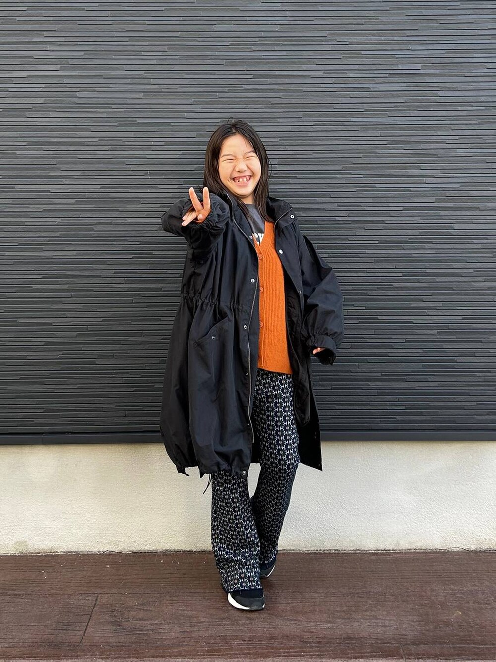 「LOWRYS FARM、ママコーデ、女子ウケ、個性派、差し色コーデ、冬コーデ、ローリーズスタイル_LOWRYS FARM、公認インフルエンサー_LOWRYS FARM、大人女子カジュアル_LOWRYS FARM、カジュアル、メガネ、着痩せ・細見え、親子コーデ、リンクコーデ、ニット」｜「LOWRYS FARMの３ＷＡＹモッズコート　343112（モッズコート、ブラック系）」を使った、milkさん（レディース・160cm）の秋コーディネートの5枚目の写真