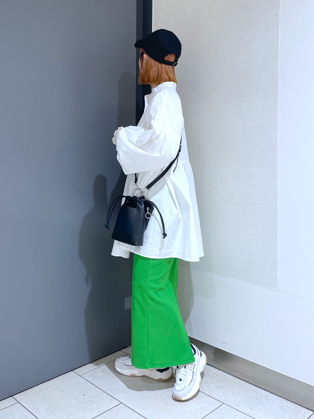 ホワイト系のスニーカー、グリーン系のスカート、ピンク系のバッグを着用したレディースの春コーディネートの5枚目の写真