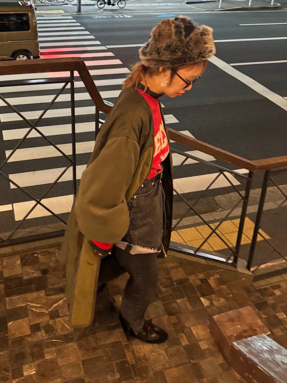 ブラック系のデニムパンツ、ブラック系のデニムスカート、その他のTシャツ/カットソーを着用したレディースの冬コーディネートの6枚目の写真